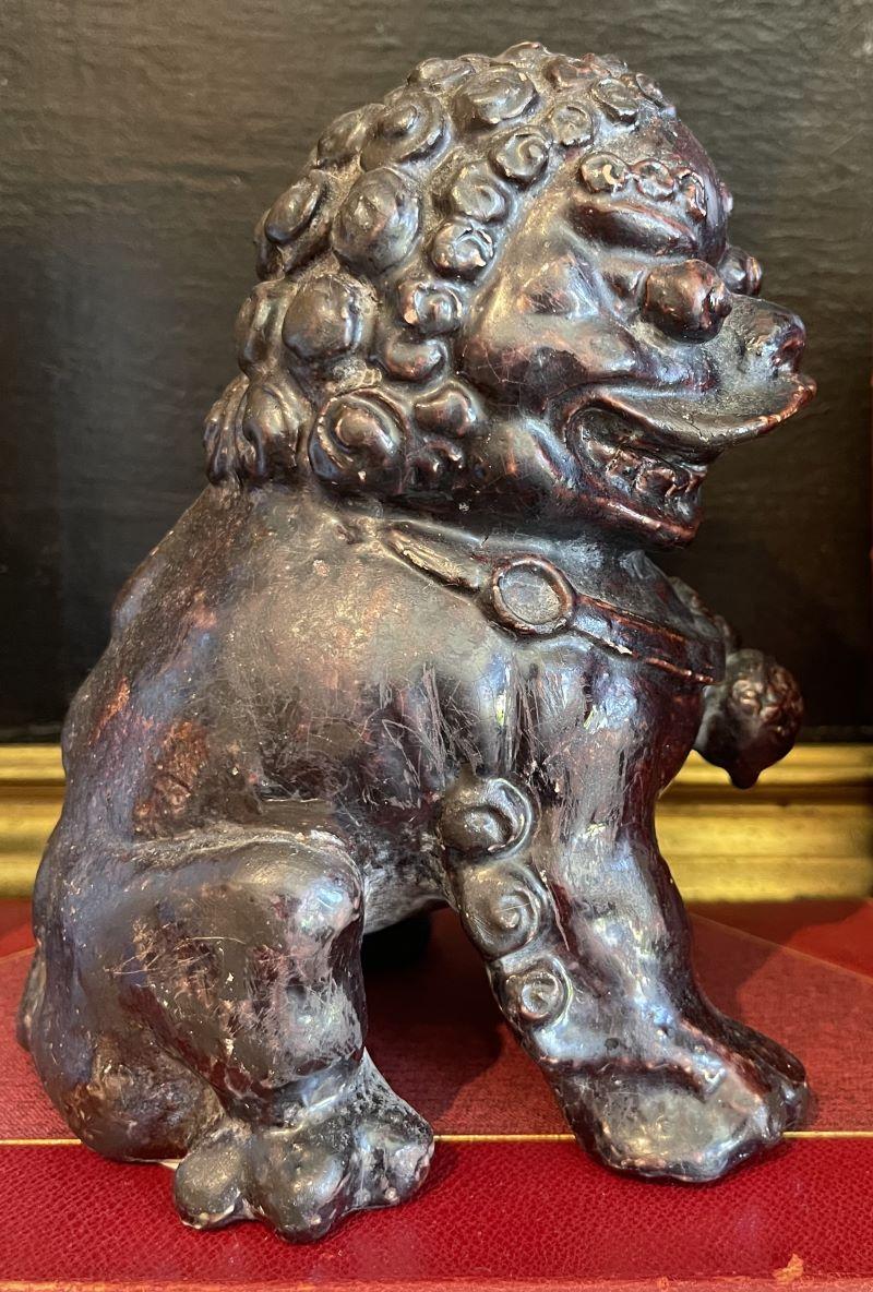 Coppia di antichi leoni cinesi Foo modellati a mano In condizioni buone in vendita a Palm Beach, FL