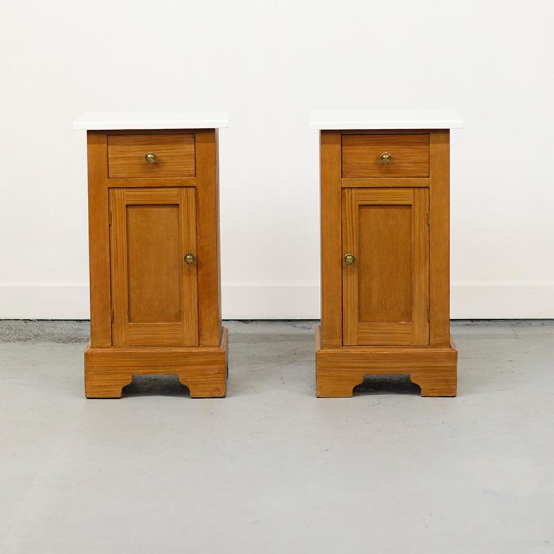 Coppia di Comodini antichi in finto Boi dipinti a mano In condizioni buone in vendita a OOSTERHOUT, NL