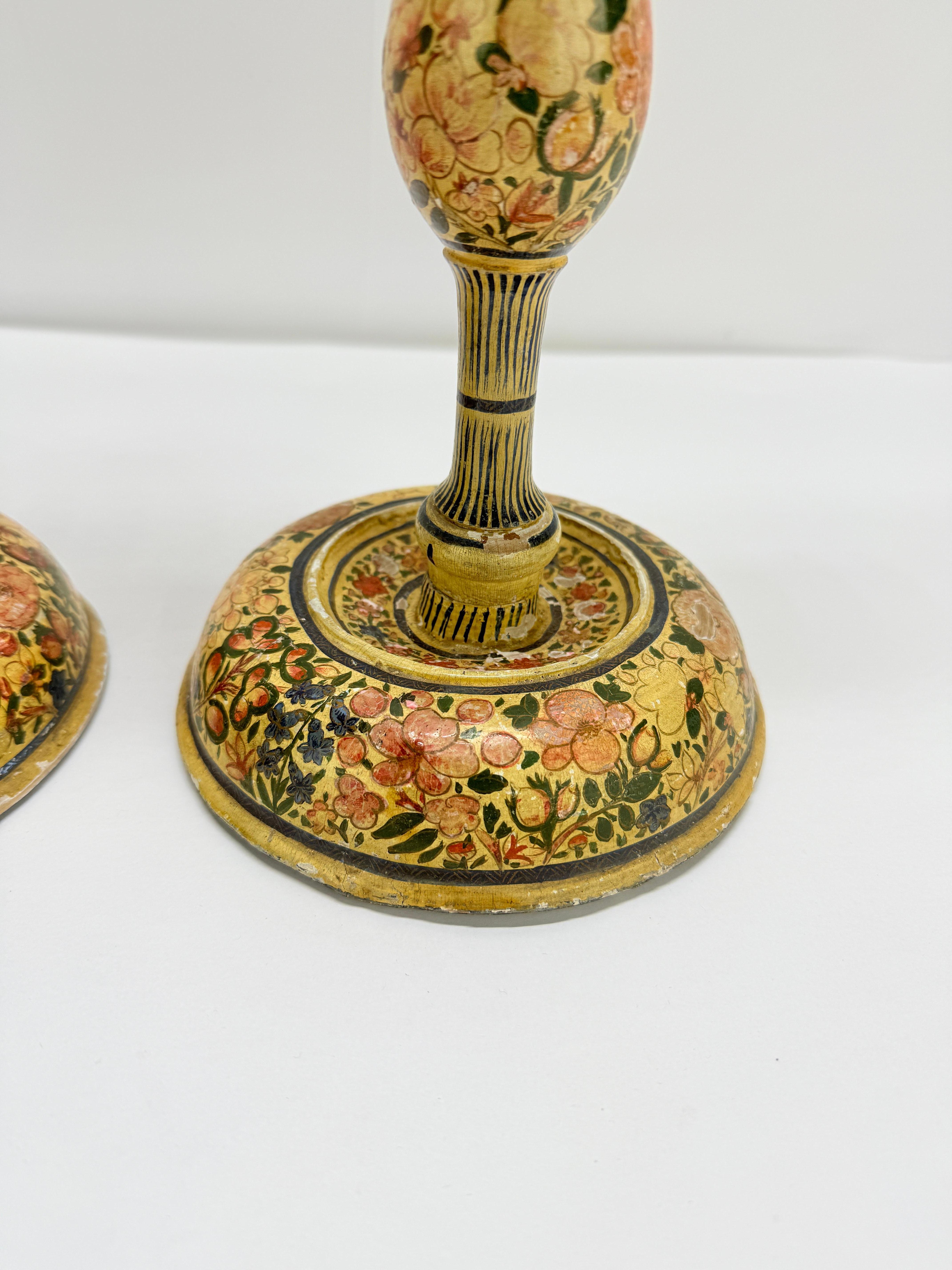 Anglo-indiano Coppia di antichi candelabri a fuso dipinti a mano del Kashmiri in vendita