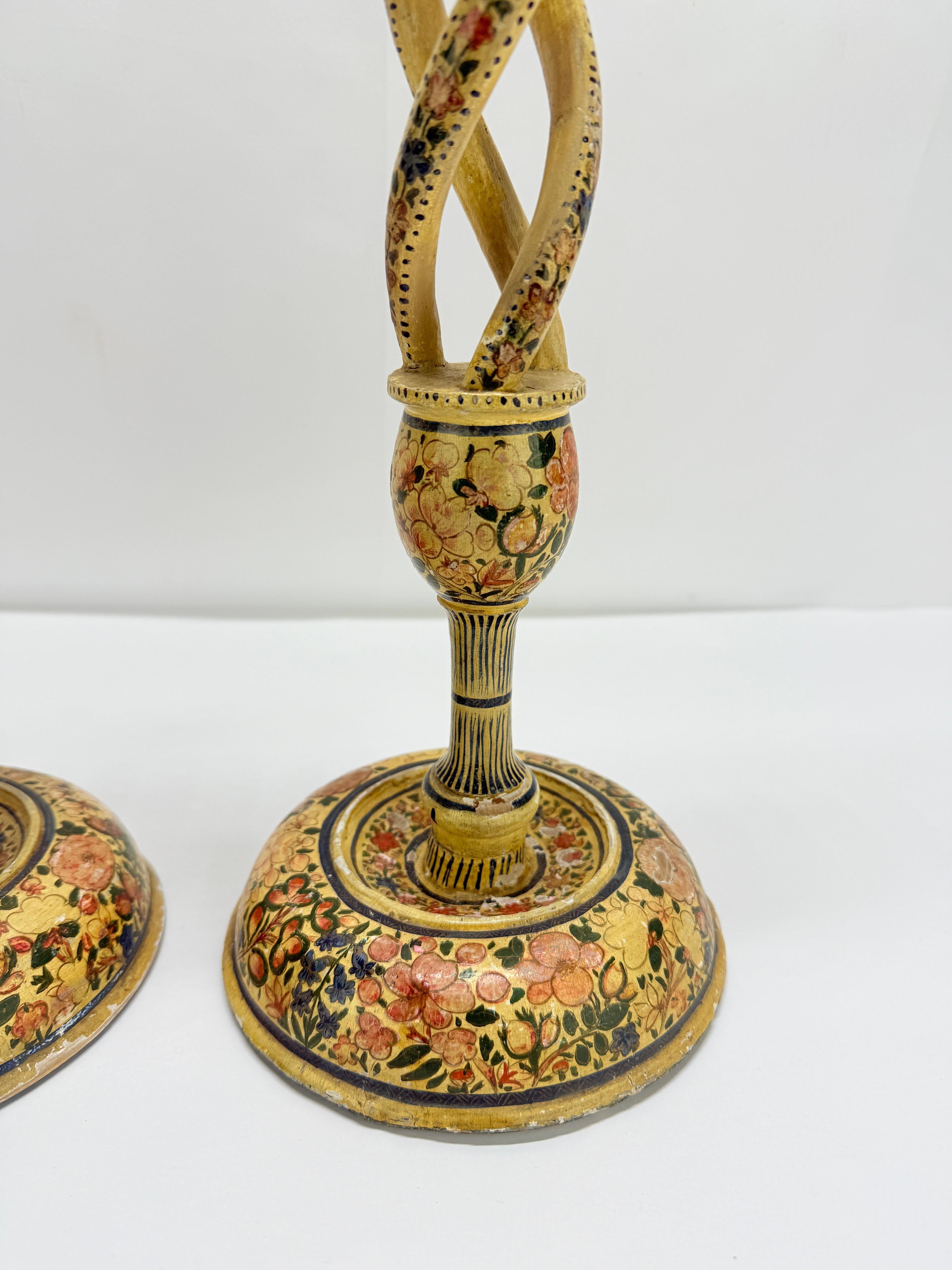 Indiano Coppia di antichi candelabri a fuso dipinti a mano del Kashmiri in vendita