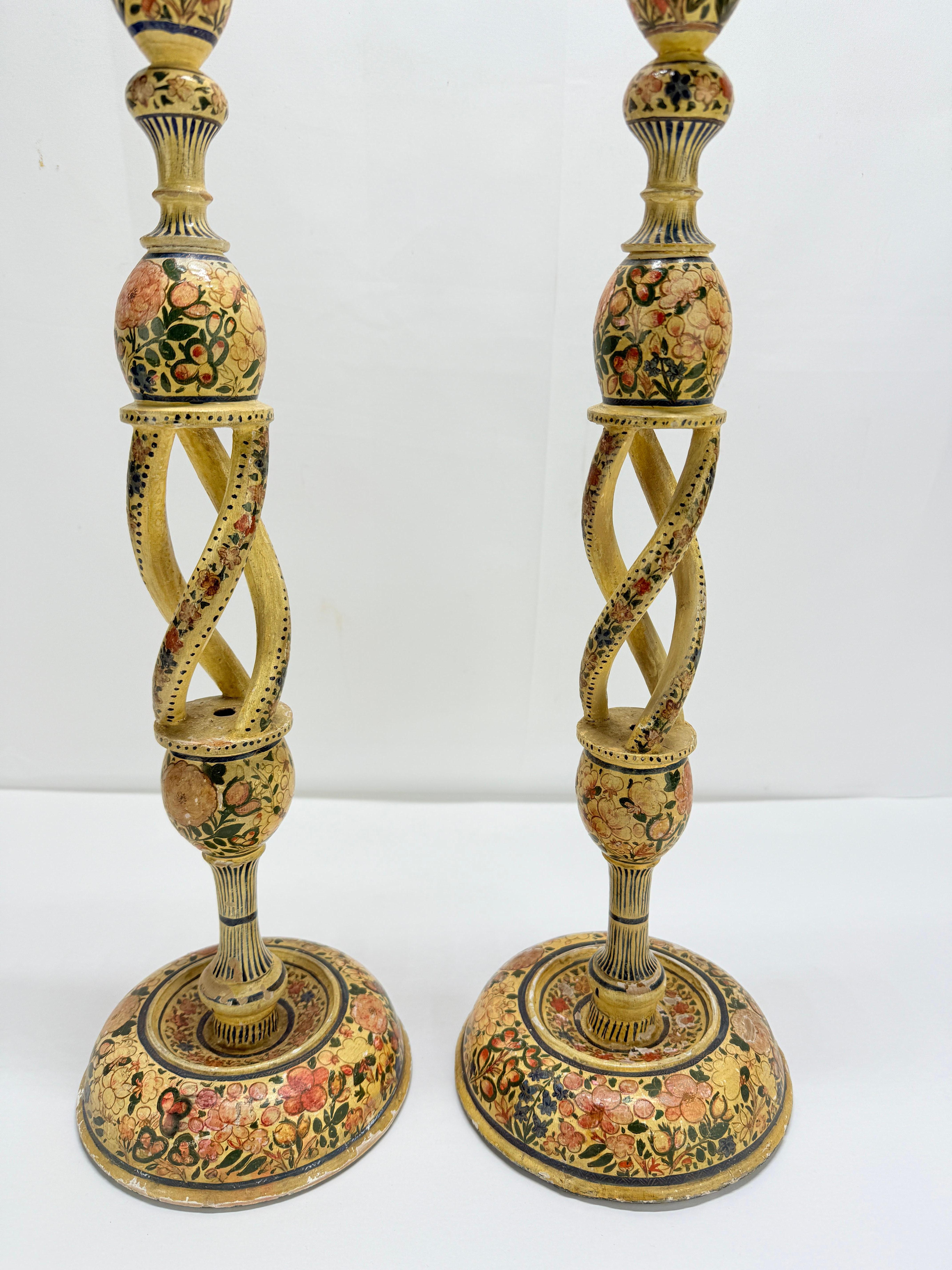 Coppia di antichi candelabri a fuso dipinti a mano del Kashmiri In condizioni buone in vendita a Atlanta, GA