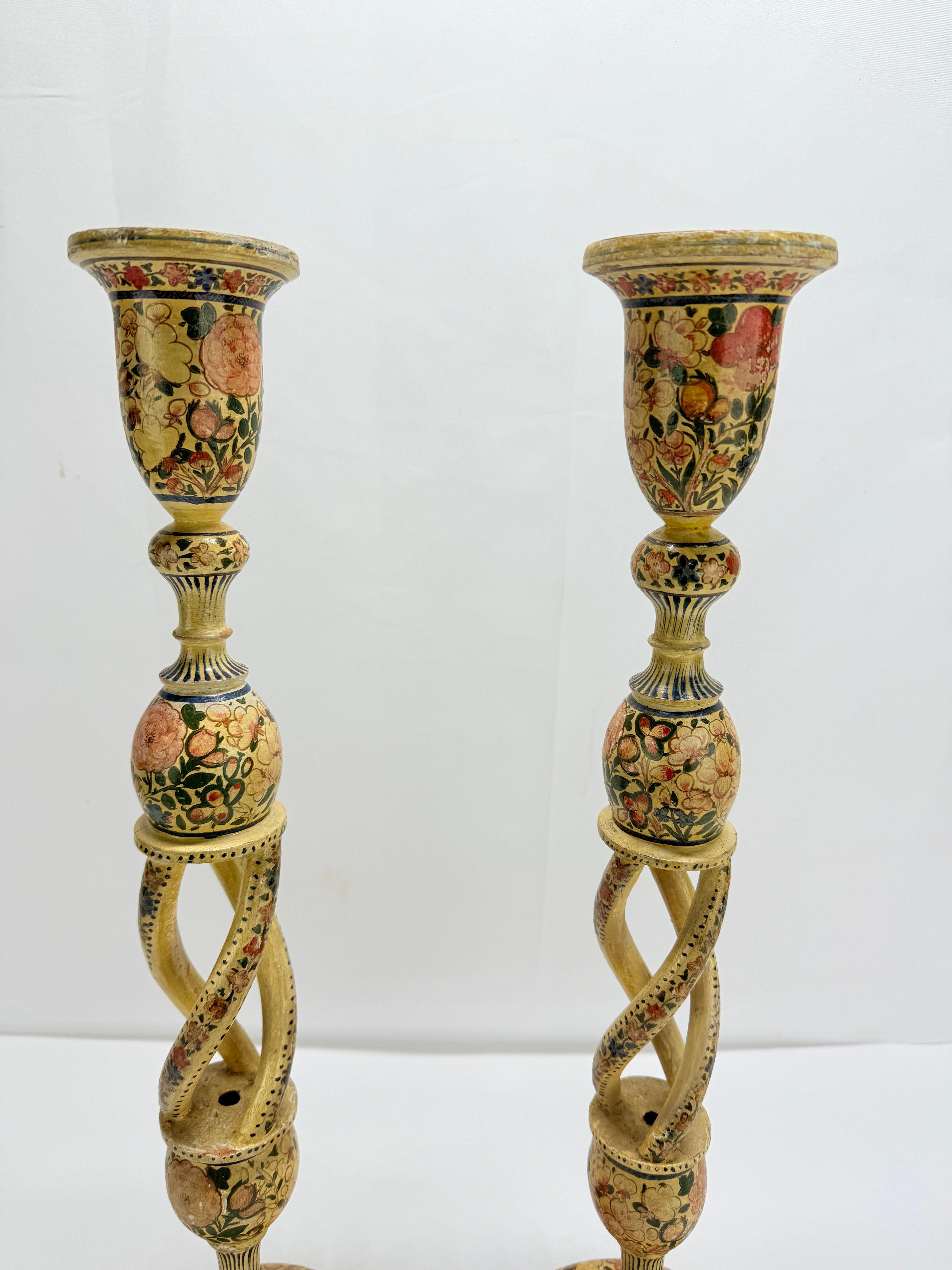 XX secolo Coppia di antichi candelabri a fuso dipinti a mano del Kashmiri in vendita