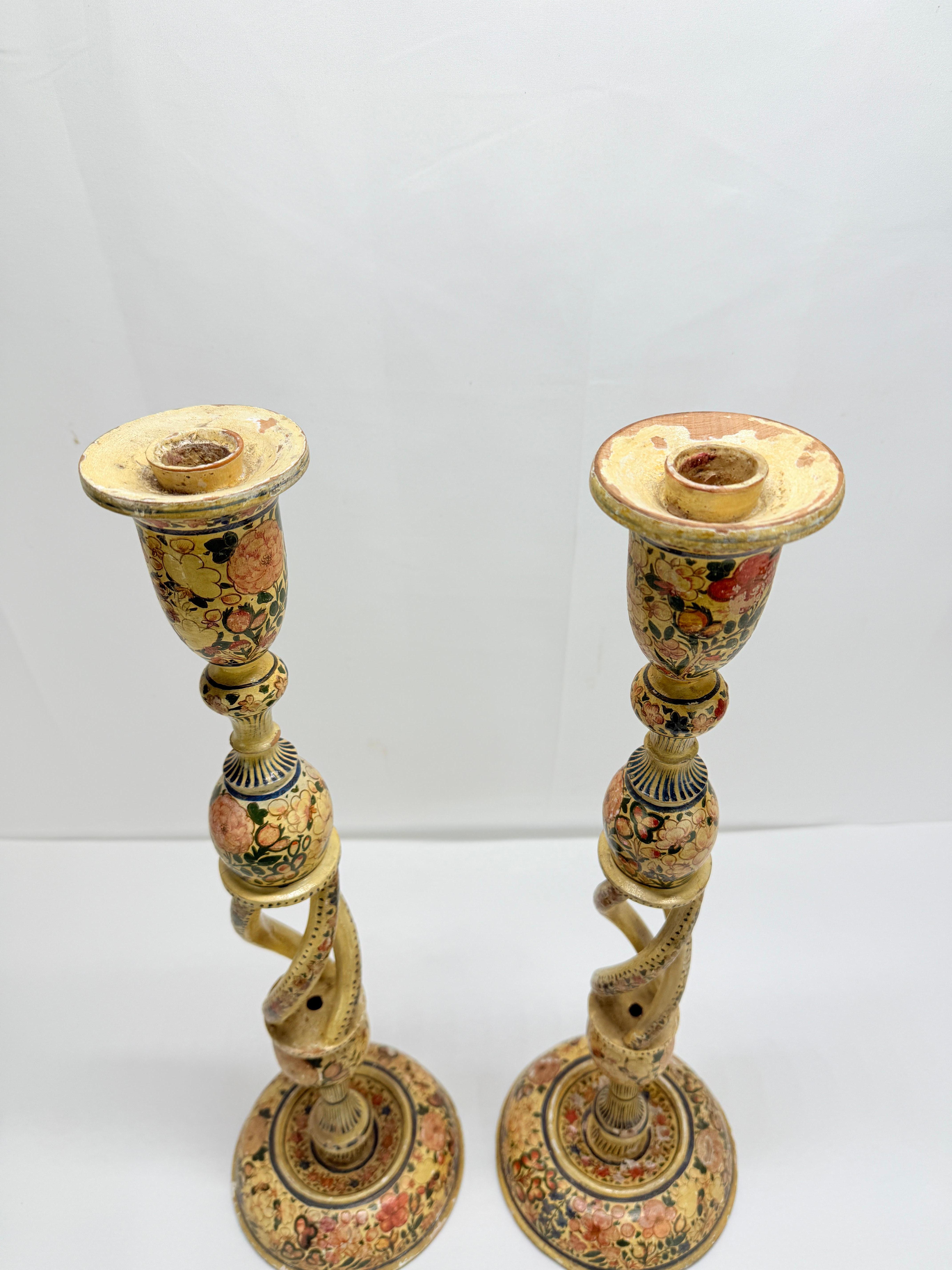 Pittura Coppia di antichi candelabri a fuso dipinti a mano del Kashmiri in vendita