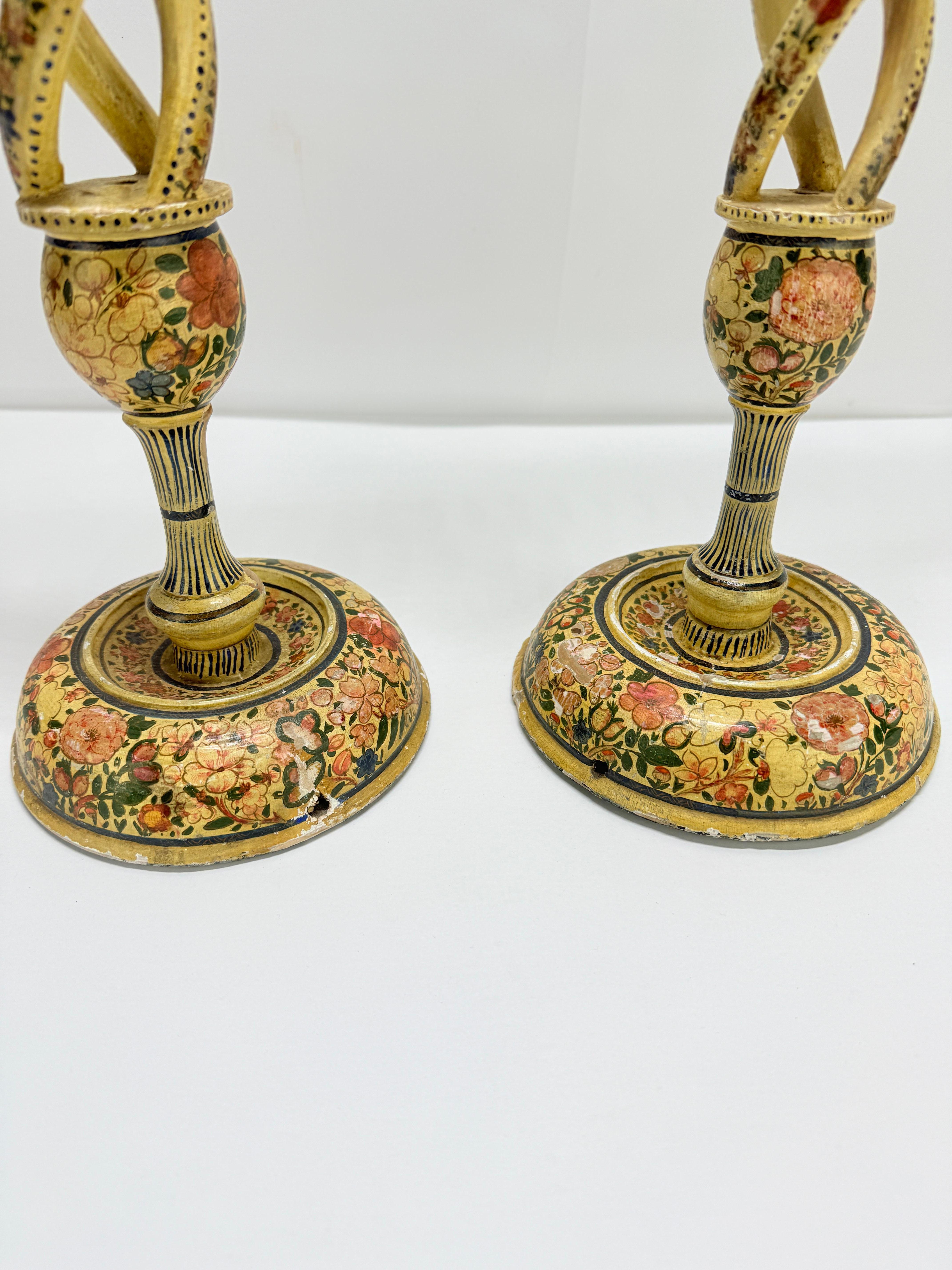 Coppia di antichi candelabri a fuso dipinti a mano del Kashmiri in vendita 1