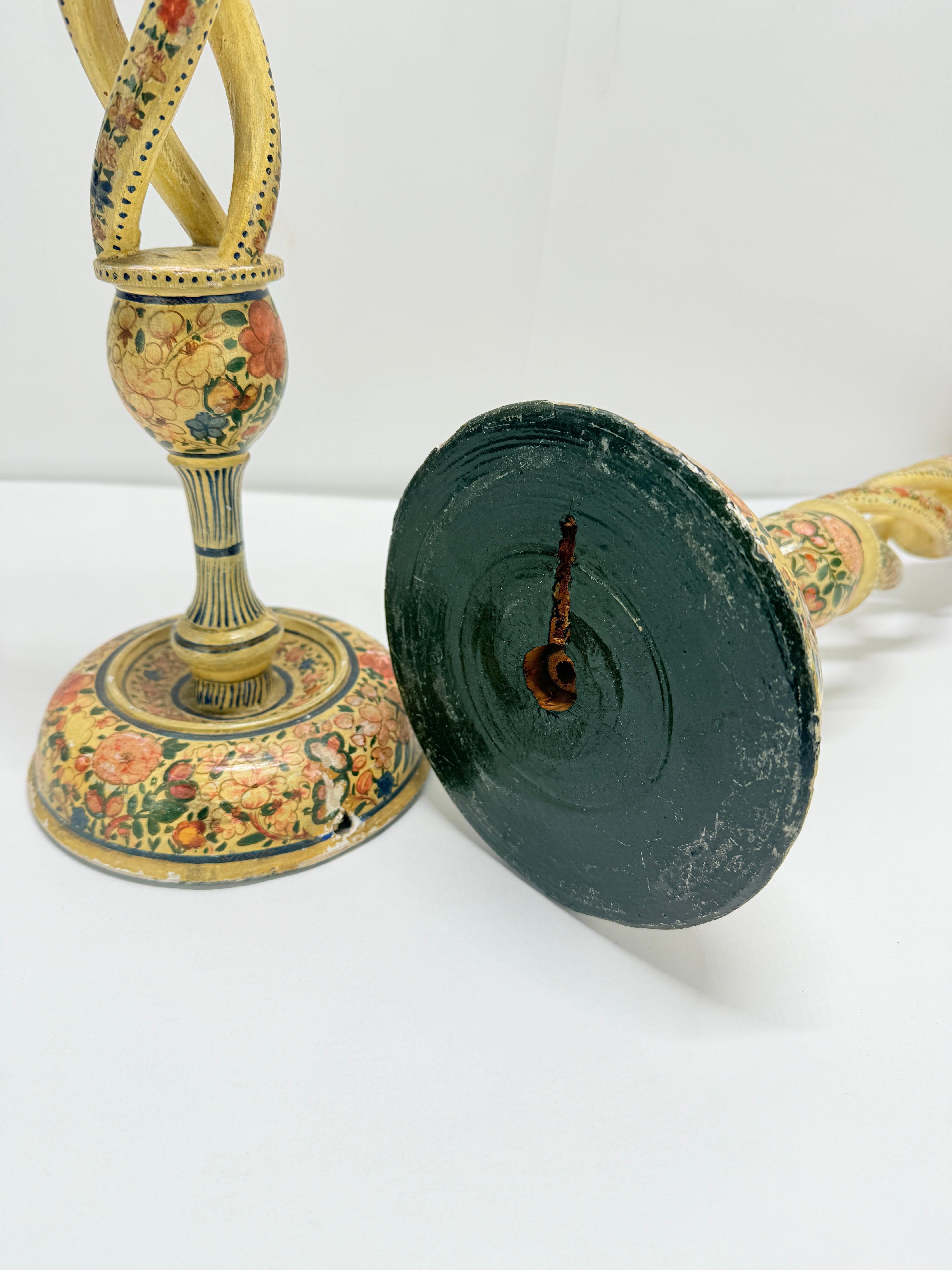 Coppia di antichi candelabri a fuso dipinti a mano del Kashmiri in vendita 2