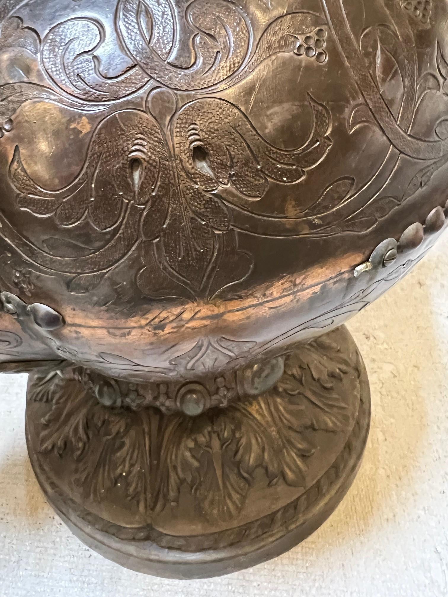 Paar antike handgefertigte Kupferurnen mit mythologischen Seepferdchengriffen, handgefertigt   im Angebot 12
