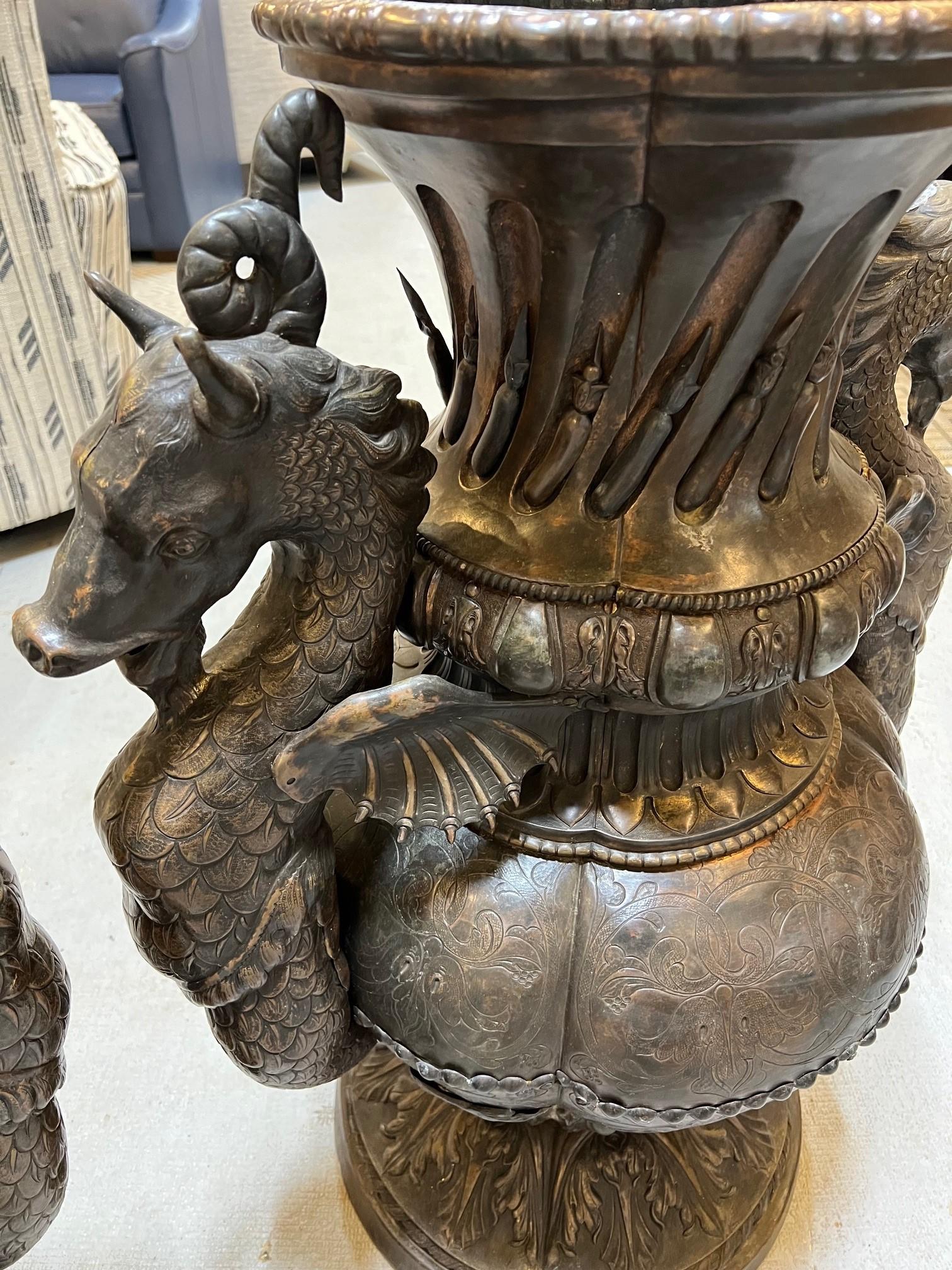 Paar antike handgefertigte Kupferurnen mit mythologischen Seepferdchengriffen, handgefertigt   im Angebot 2
