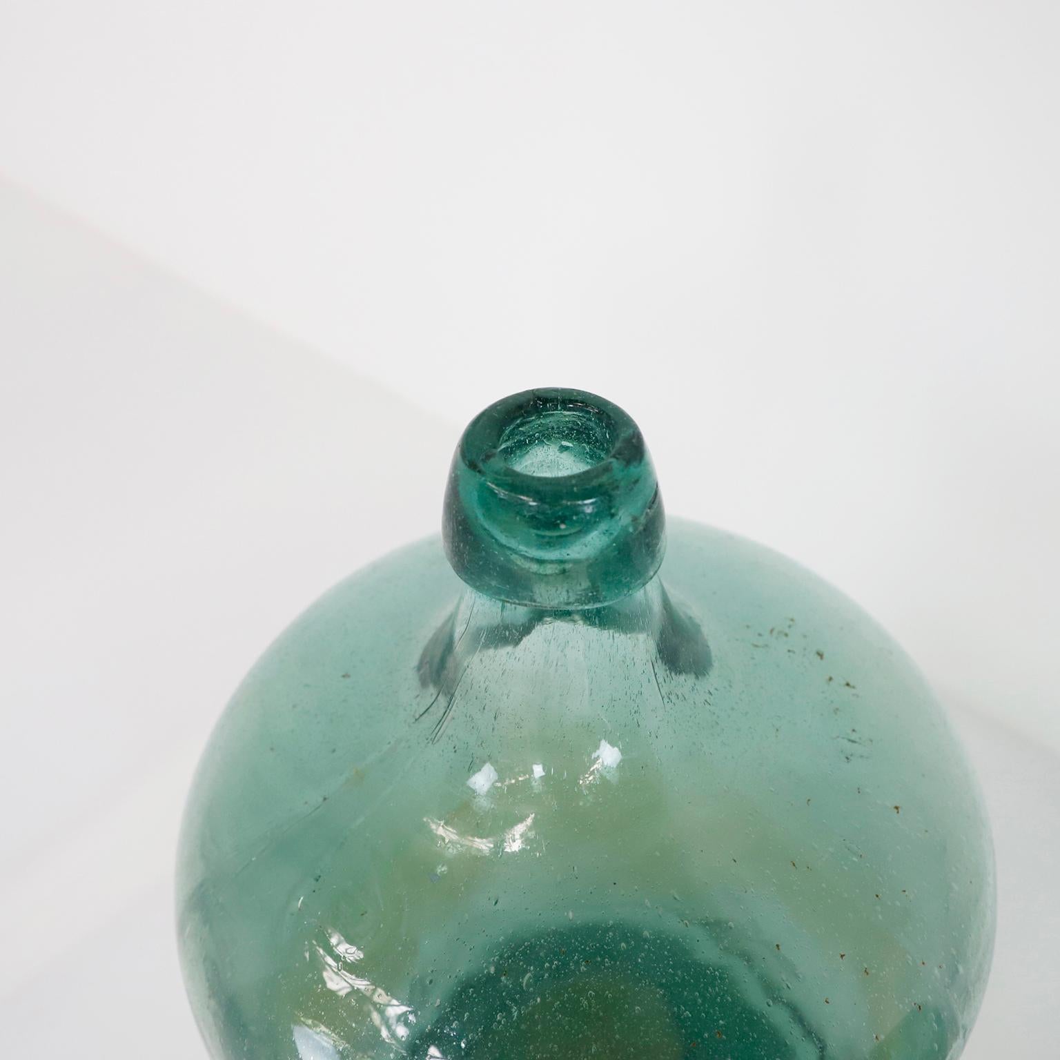 Circa 1940, nous vous proposons cette paire de bouteilles d'eau anciennes faites à la main.