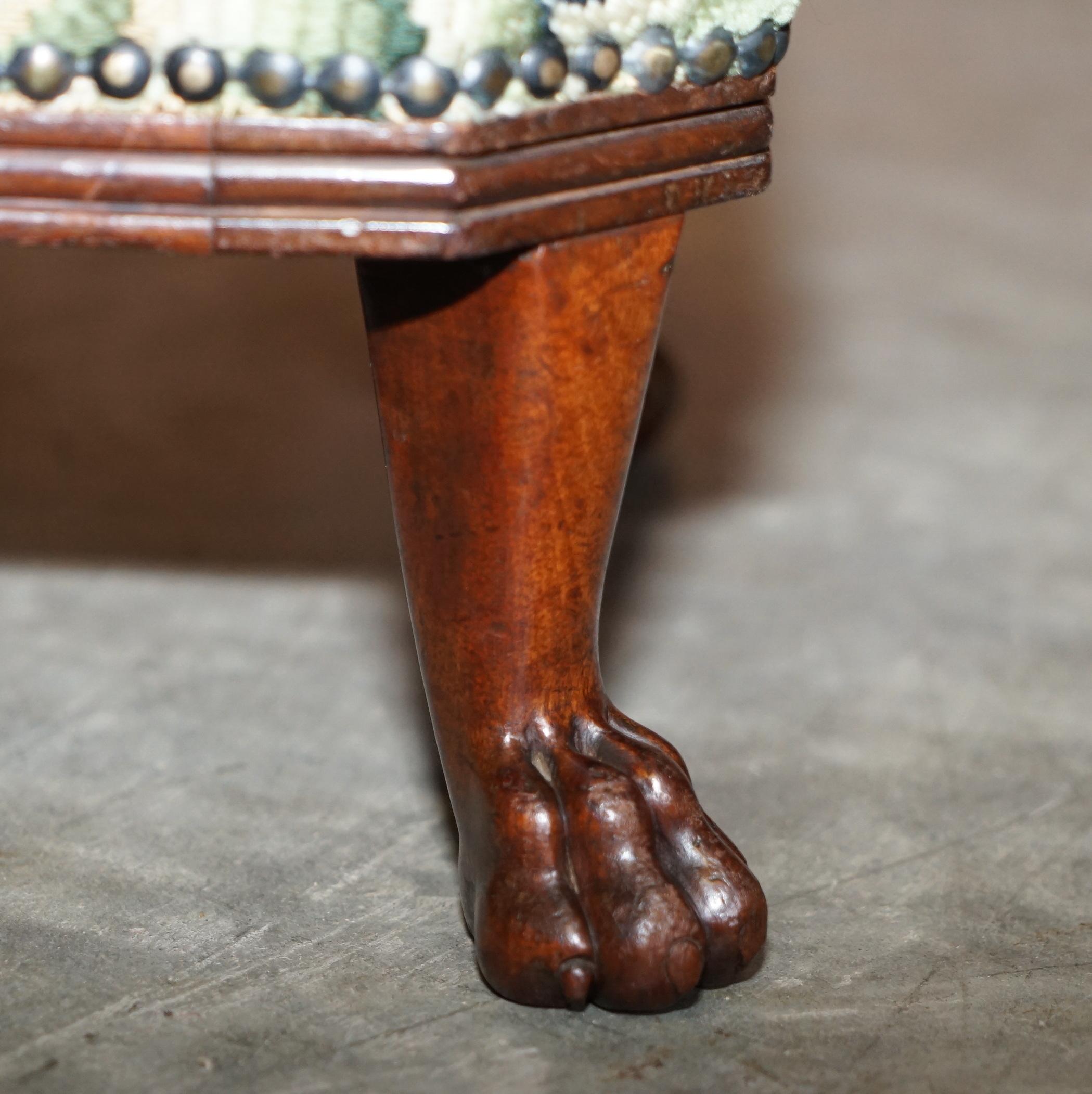 Paire de repose-pieds anciens en bois dur à pieds en pattes de lion pour fauteuils Wingback 3