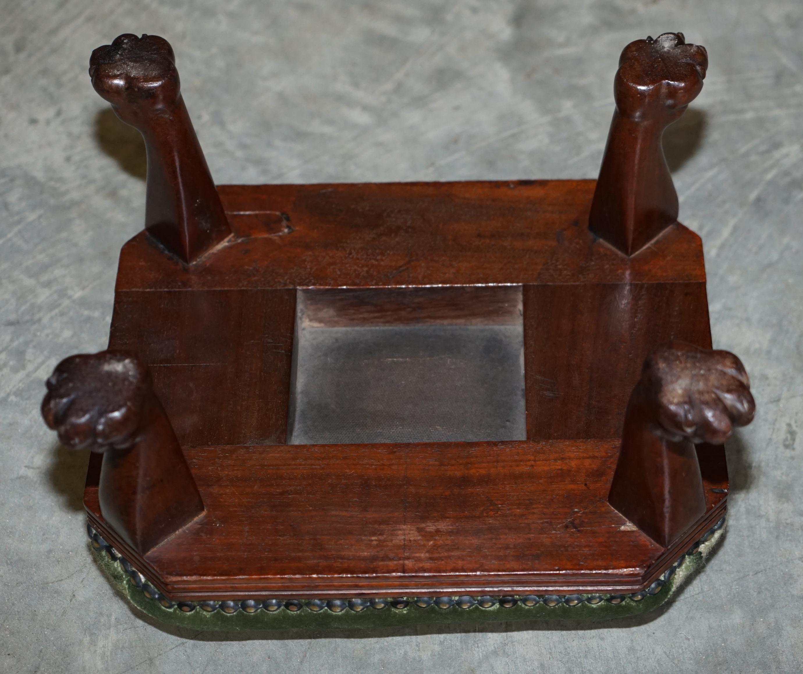 Paire de repose-pieds anciens en bois dur à pieds en pattes de lion pour fauteuils Wingback 4
