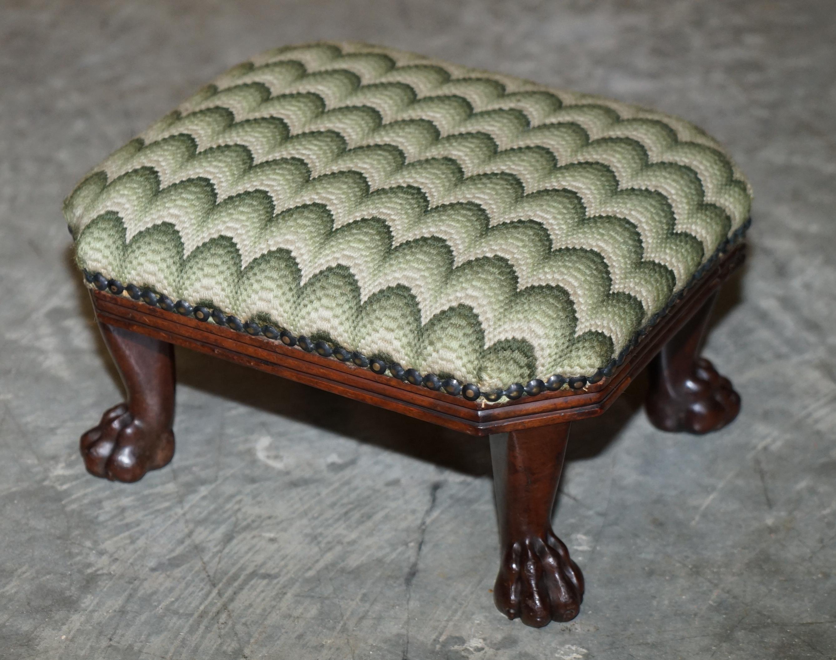 Paire de repose-pieds anciens en bois dur à pieds en pattes de lion pour fauteuils Wingback 5