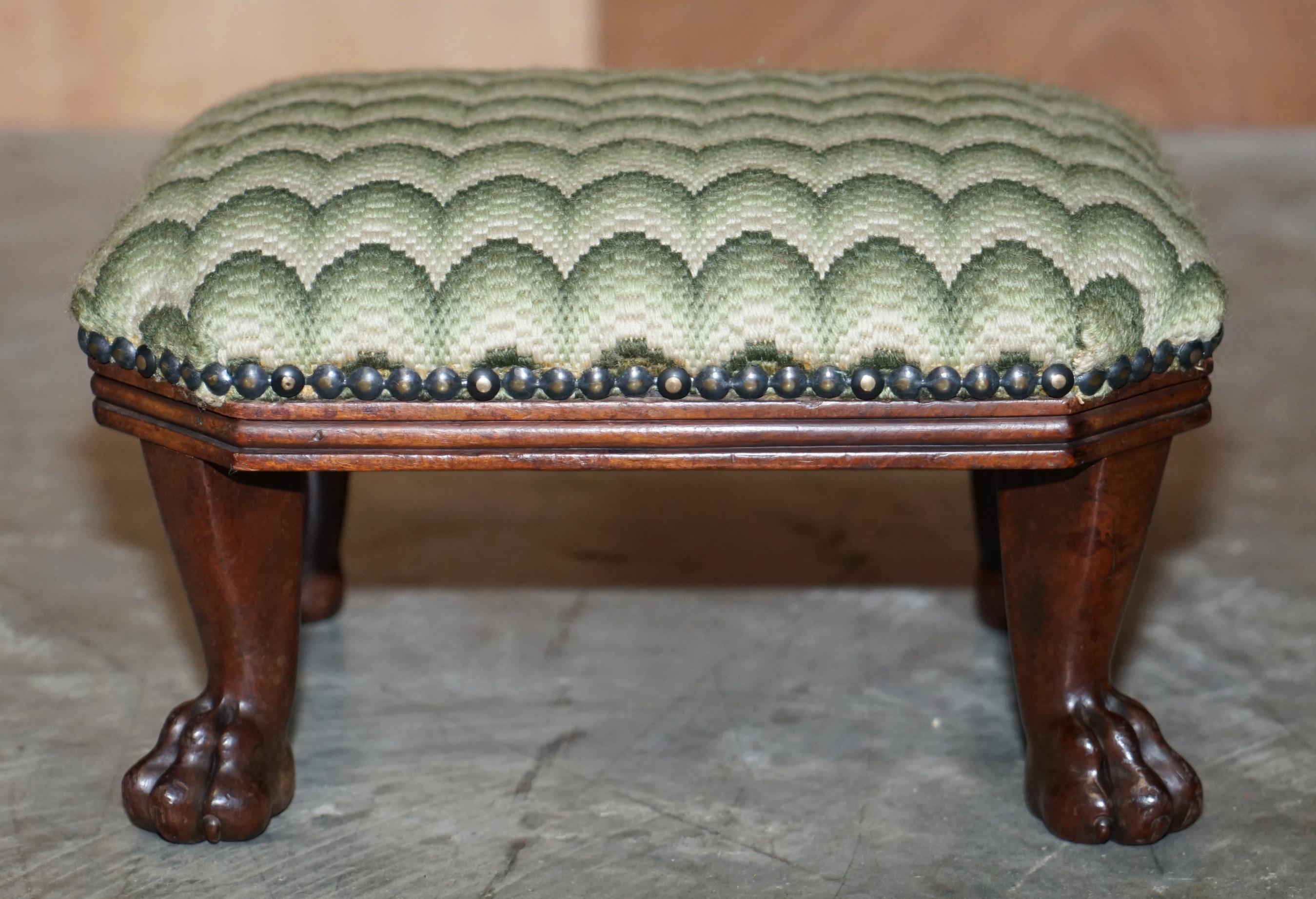 Paire de repose-pieds anciens en bois dur à pieds en pattes de lion pour fauteuils Wingback 7