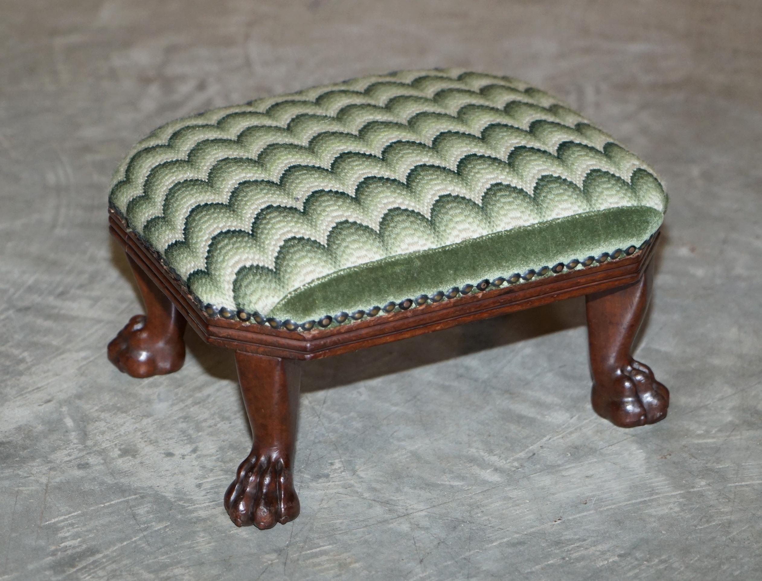 Victorien Paire de repose-pieds anciens en bois dur à pieds en pattes de lion pour fauteuils Wingback
