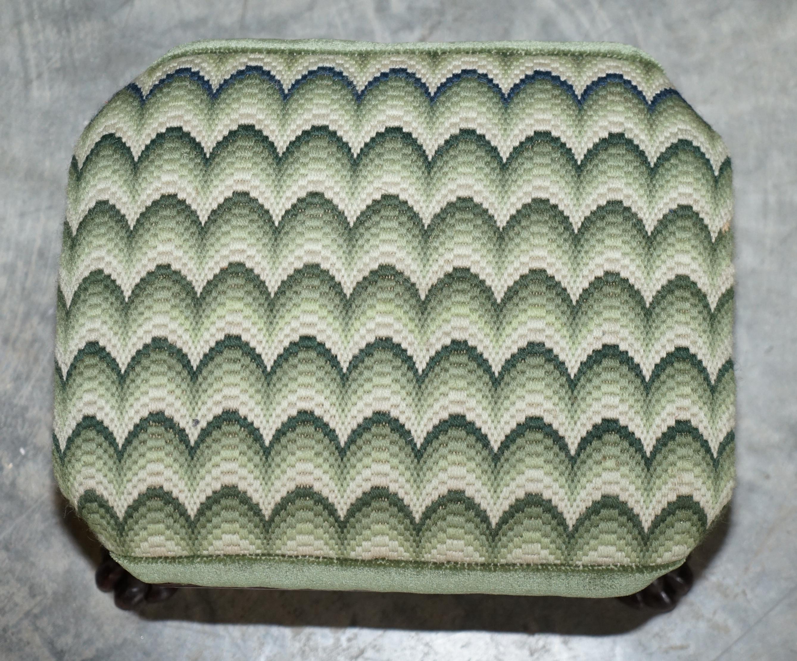 Fait main Paire de repose-pieds anciens en bois dur à pieds en pattes de lion pour fauteuils Wingback