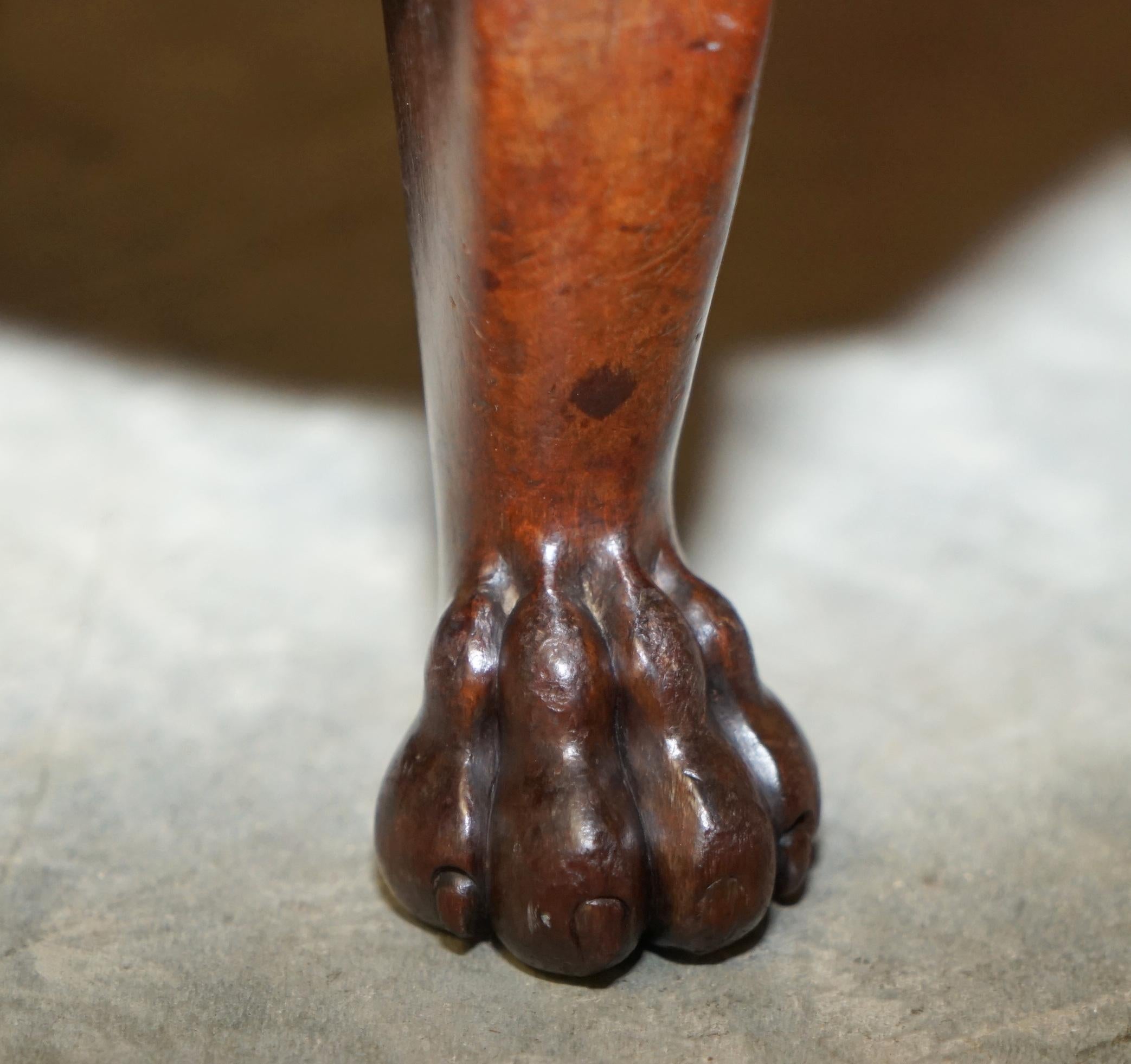 XIXe siècle Paire de repose-pieds anciens en bois dur à pieds en pattes de lion pour fauteuils Wingback