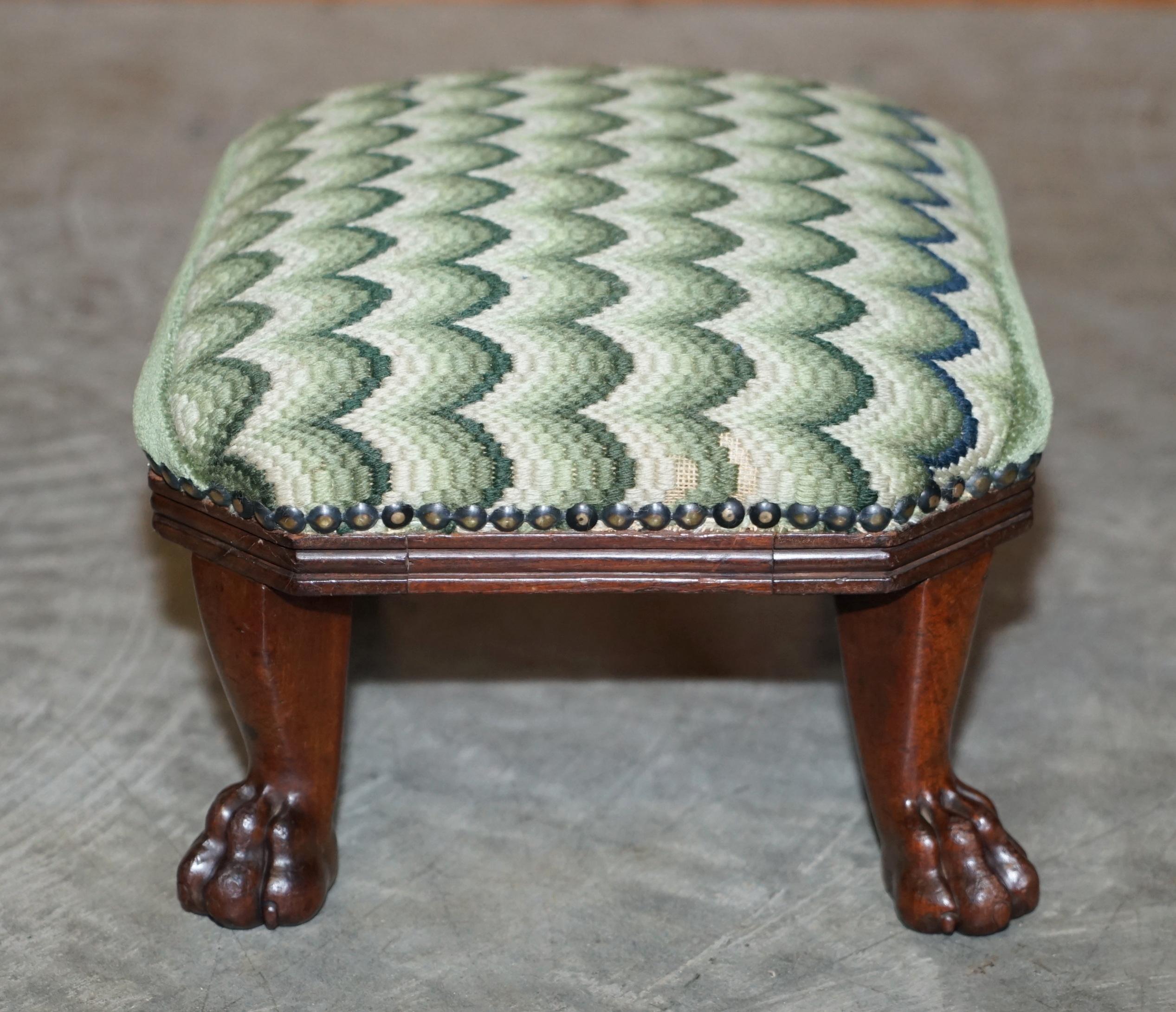 Tissu d'ameublement Paire de repose-pieds anciens en bois dur à pieds en pattes de lion pour fauteuils Wingback