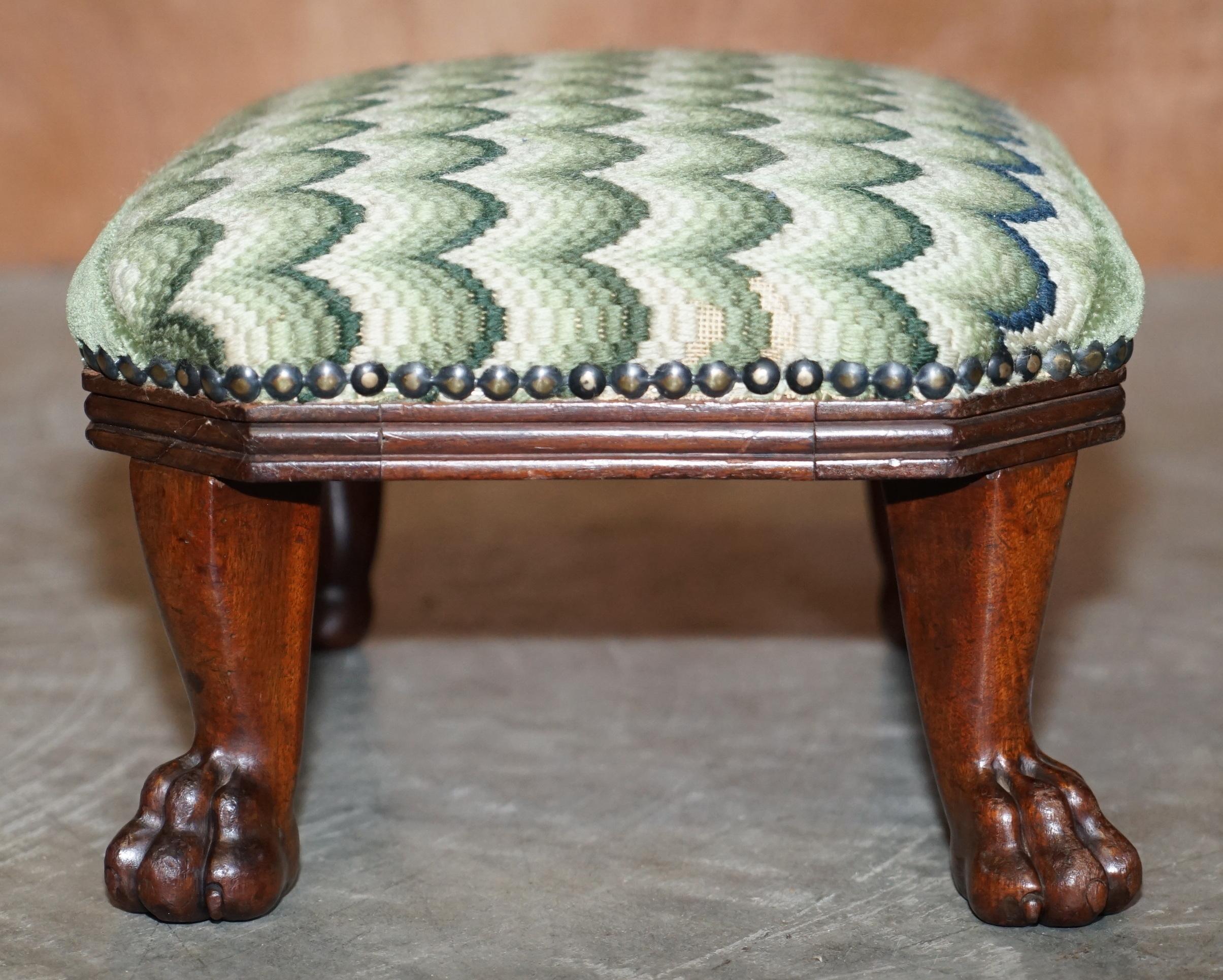 Paire de repose-pieds anciens en bois dur à pieds en pattes de lion pour fauteuils Wingback 1