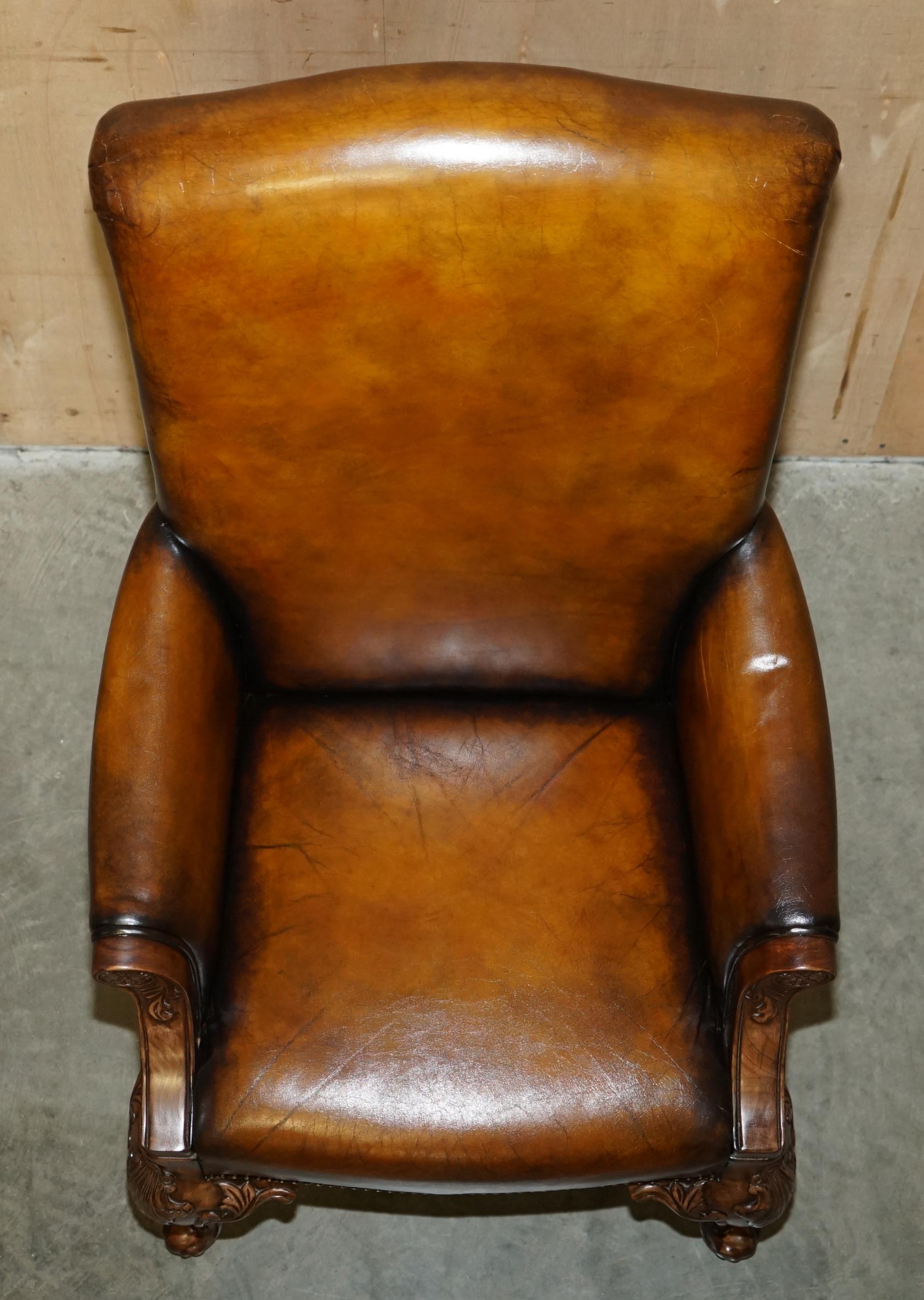 PAIR OF ANTIQUE HEAVILY CARved HAND DYED BROWN LEATHER RESTORED THRONE ARMCHAIRs im Angebot 3