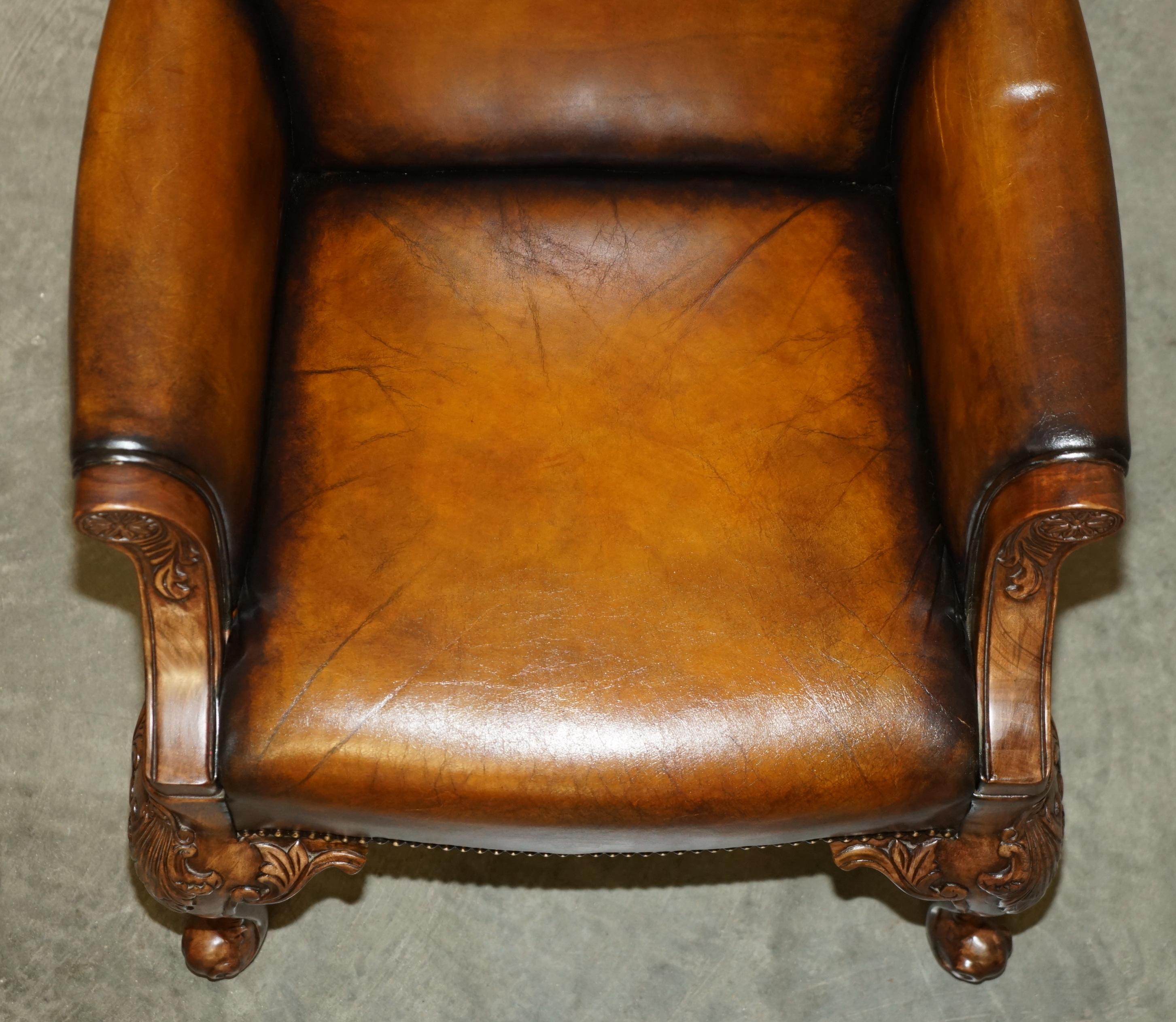 PAIR OF ANTIQUE HEAVILY CARved HAND DYED BROWN LEATHER RESTORED THRONE ARMCHAIRs im Angebot 4