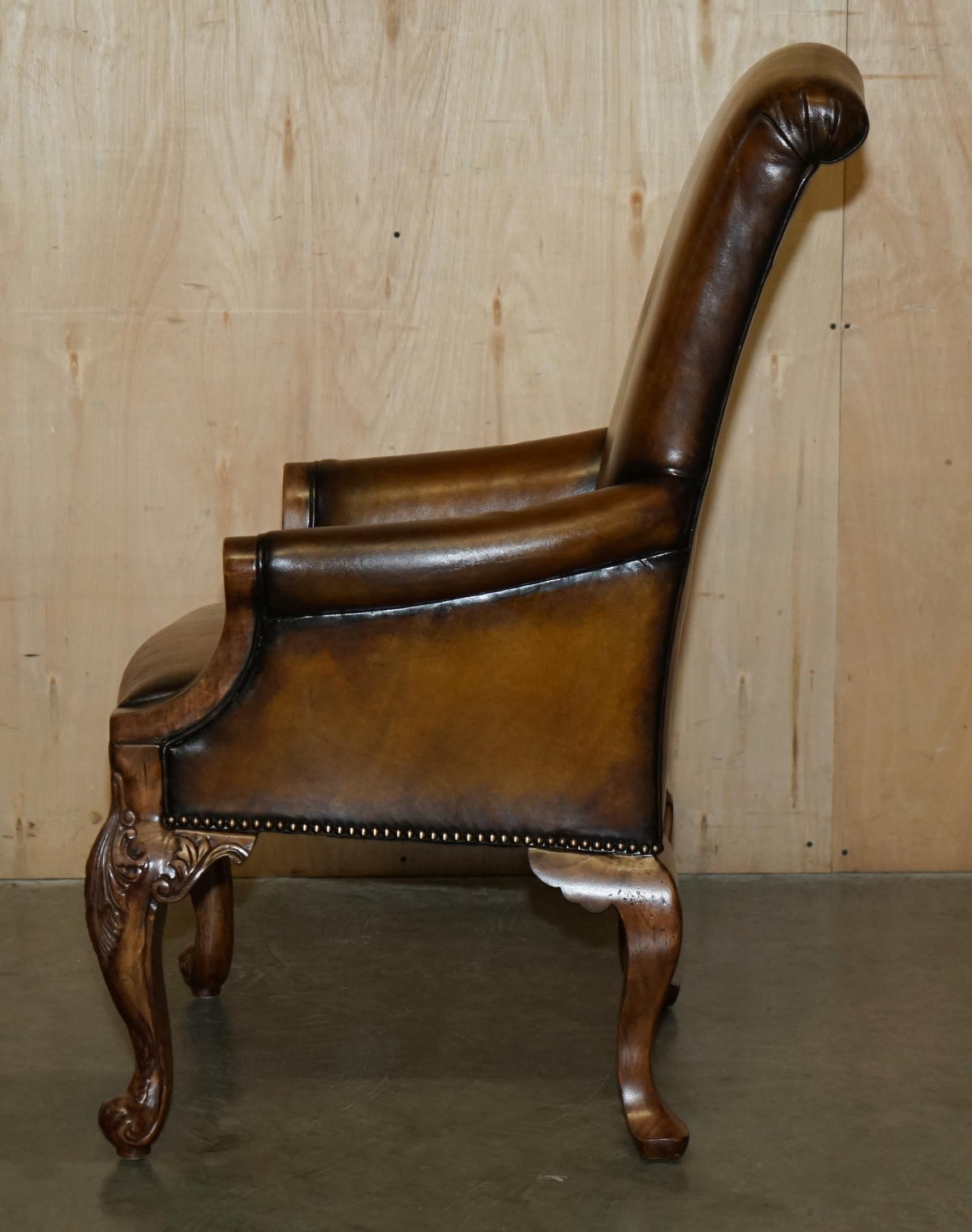 PAIR OF ANTIQUE HEAVILY CARved HAND DYED BROWN LEATHER RESTORED THRONE ARMCHAIRs im Angebot 5