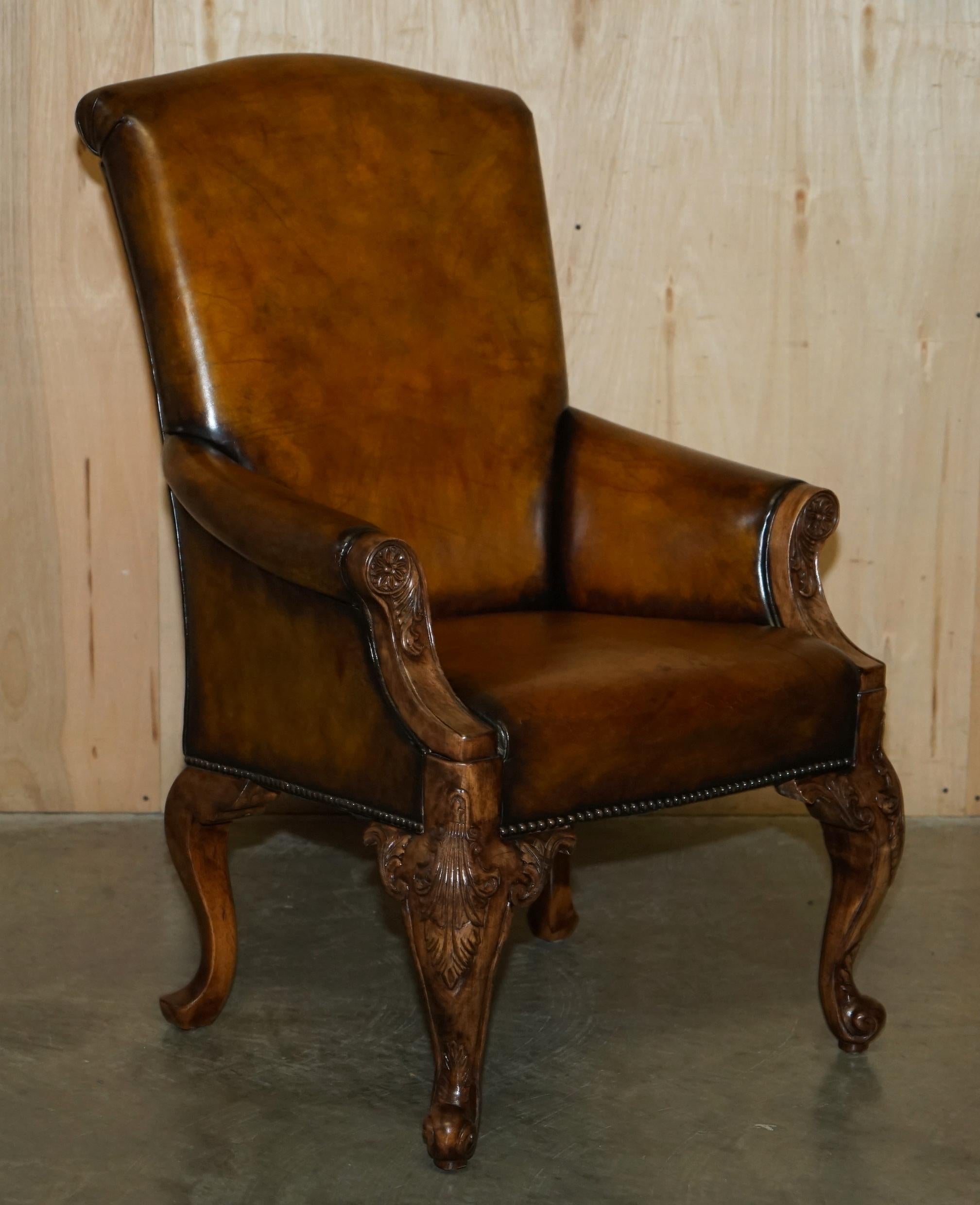 PAIR OF ANTIQUE HEAVILY CARved HAND DYED BROWN LEATHER RESTORED THRONE ARMCHAIRs im Angebot 8