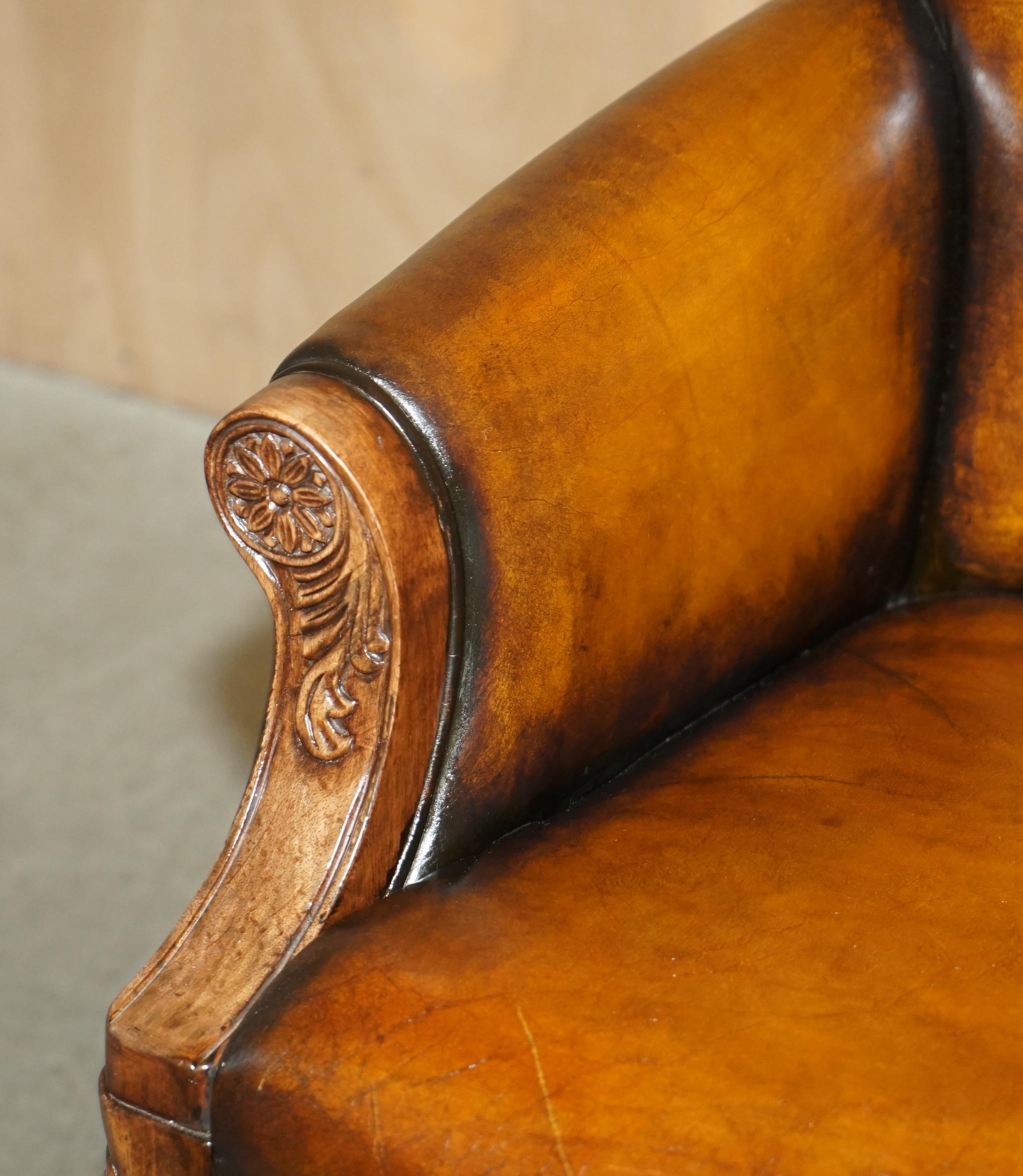 PAIR OF ANTIQUE HEAVILY CARved HAND DYED BROWN LEATHER RESTORED THRONE ARMCHAIRs im Angebot 10