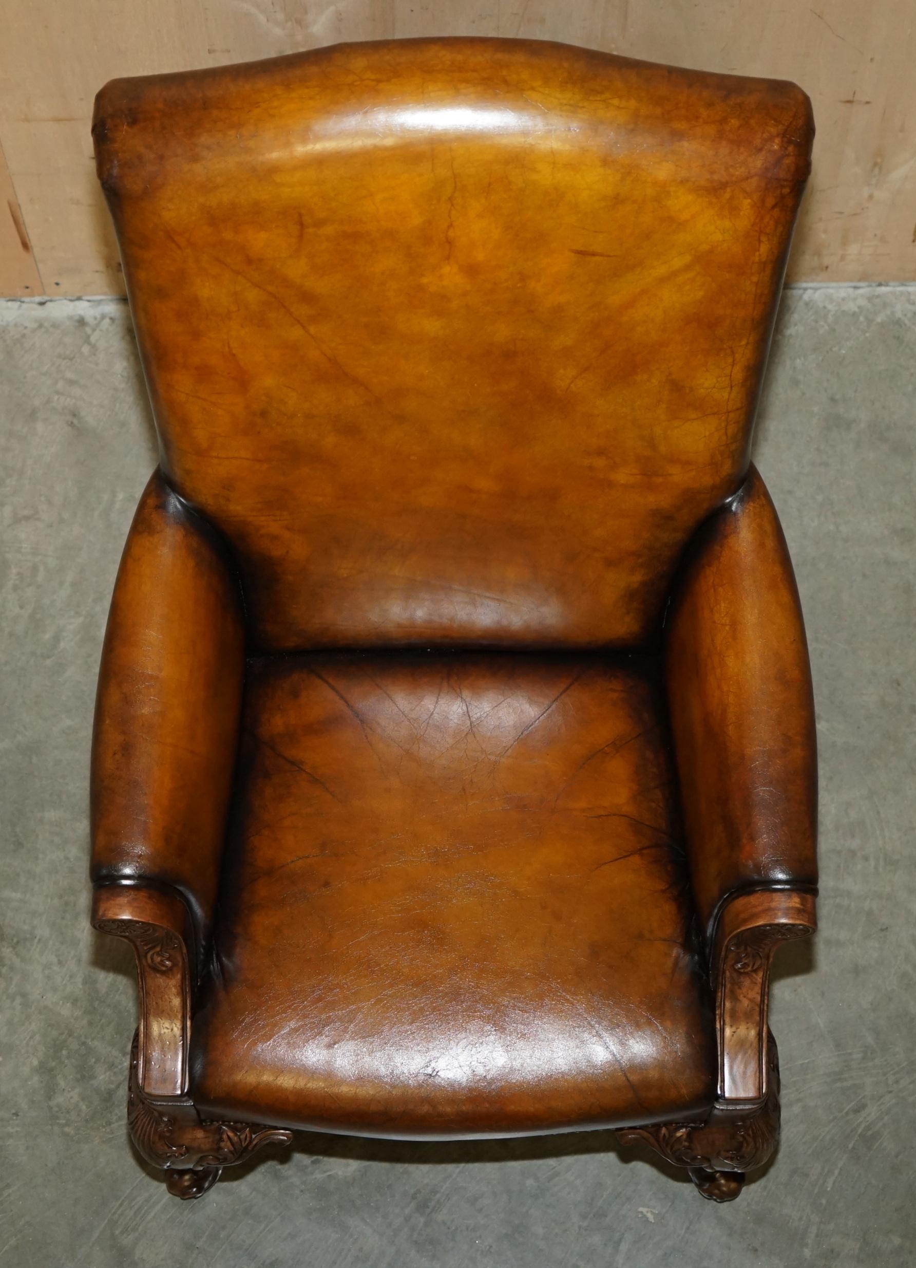 PAIR OF ANTIQUE HEAVILY CARved HAND DYED BROWN LEATHER RESTORED THRONE ARMCHAIRs im Angebot 11