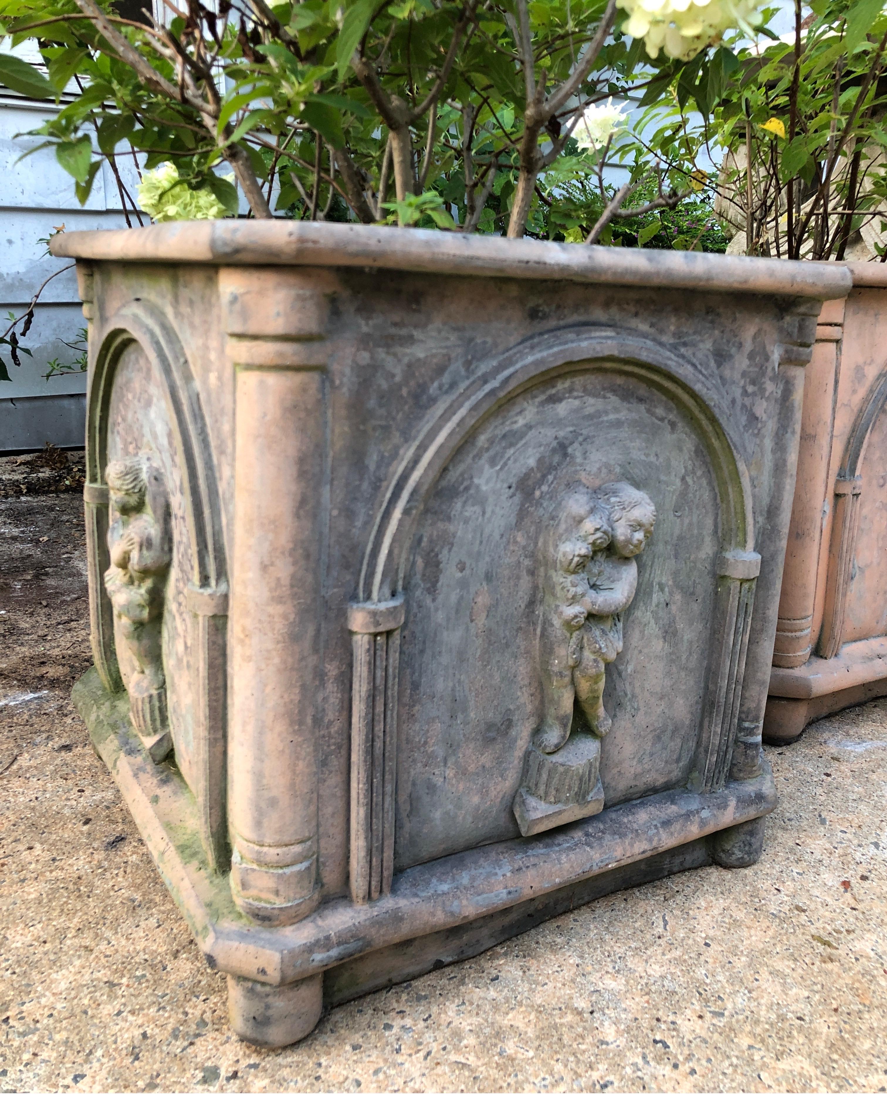 Néoclassique Paire de jardinières françaises anciennes en pierre lourde en vente