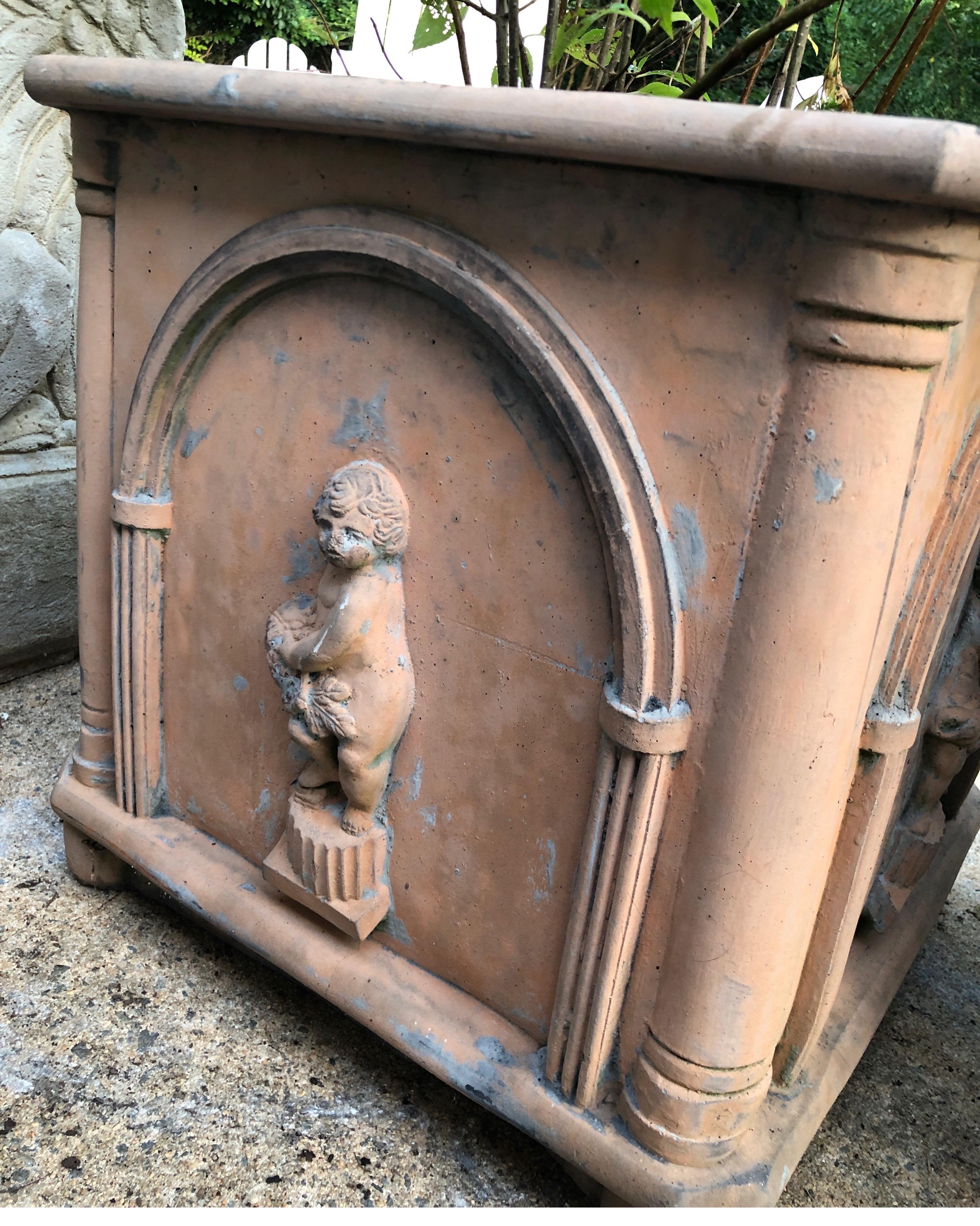 20ième siècle Paire de jardinières françaises anciennes en pierre lourde en vente