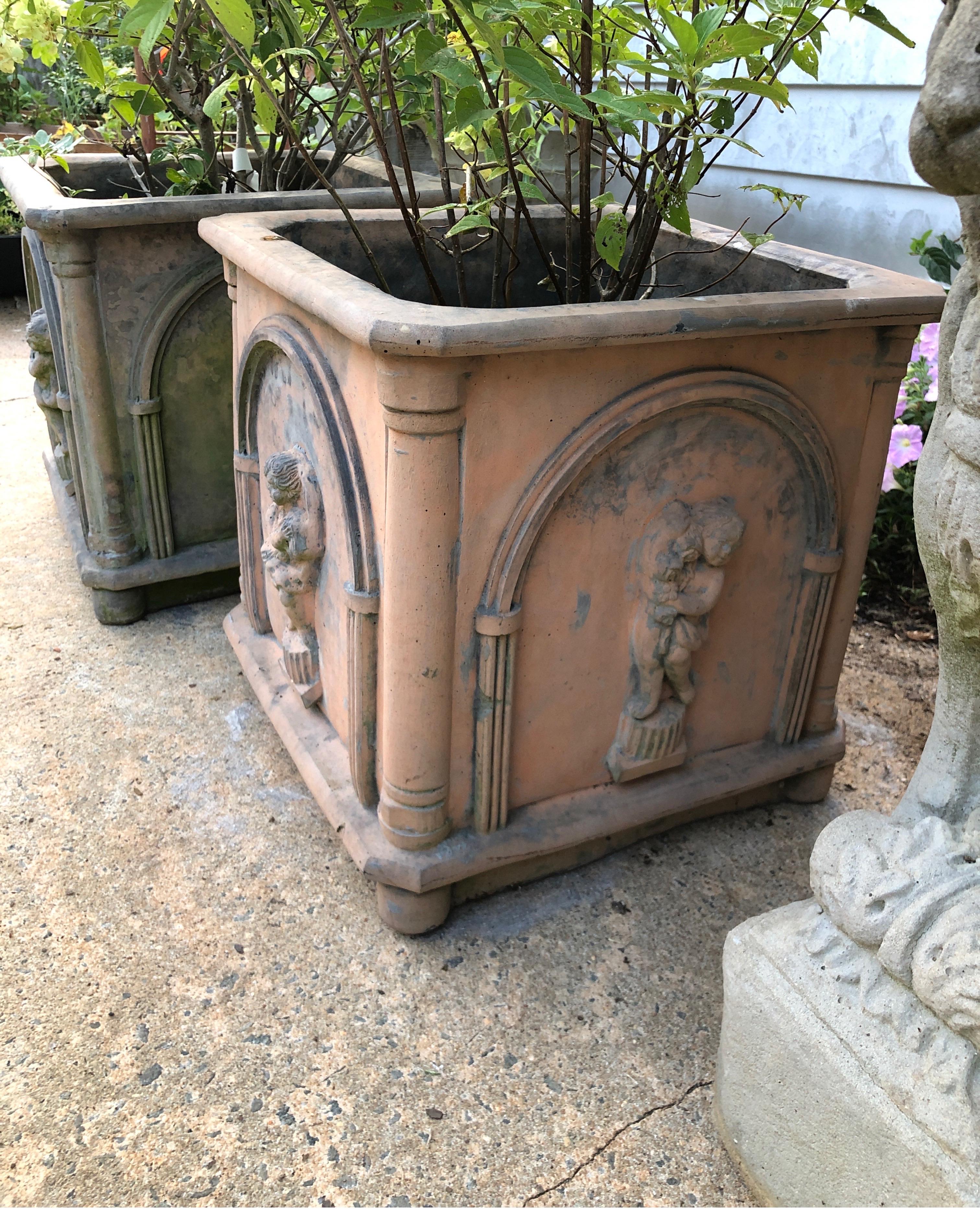 Pierre Paire de jardinières françaises anciennes en pierre lourde en vente