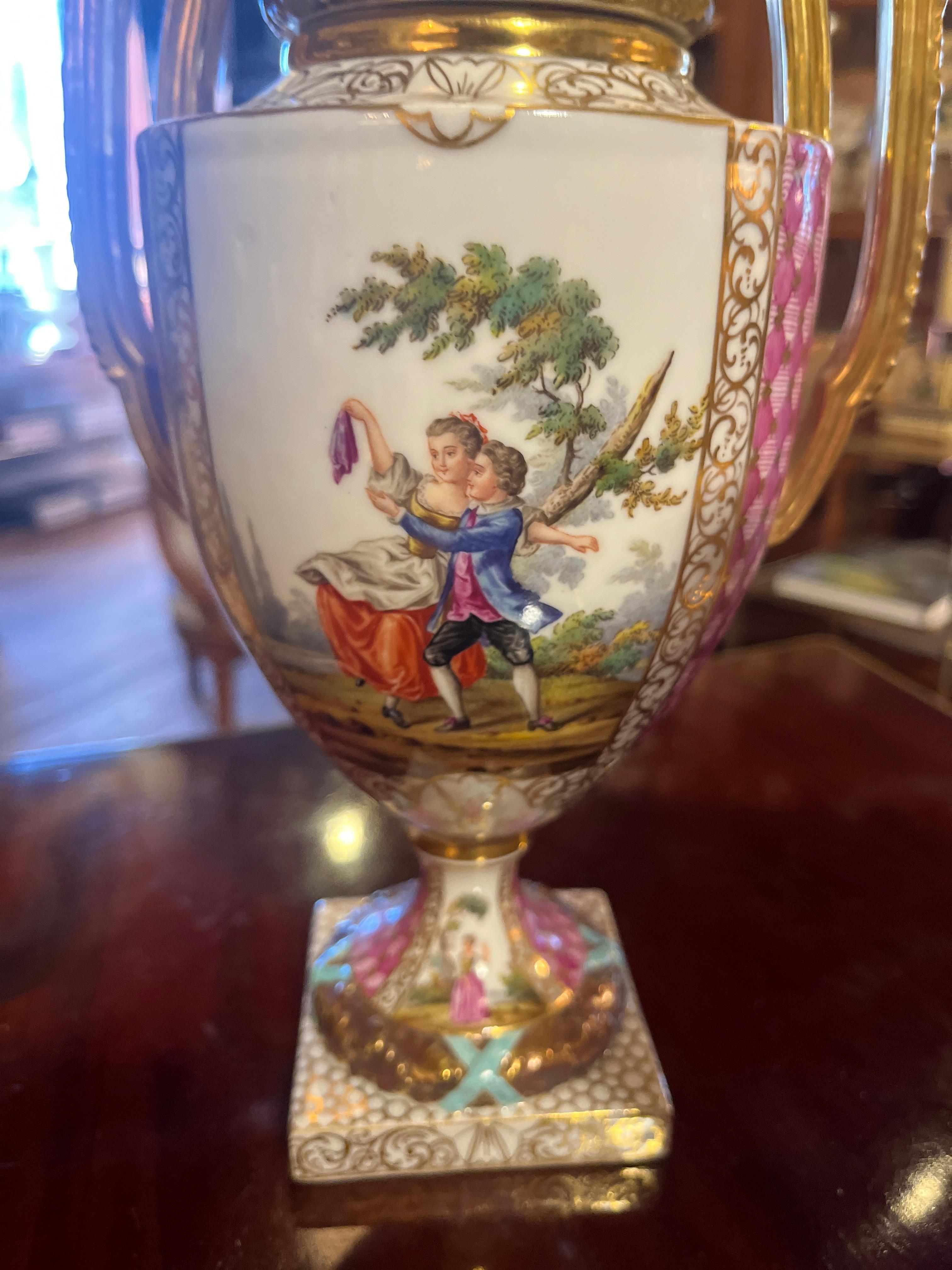 Paire de vases couverts anciens marqués Helena Wolfsohn en vente 3