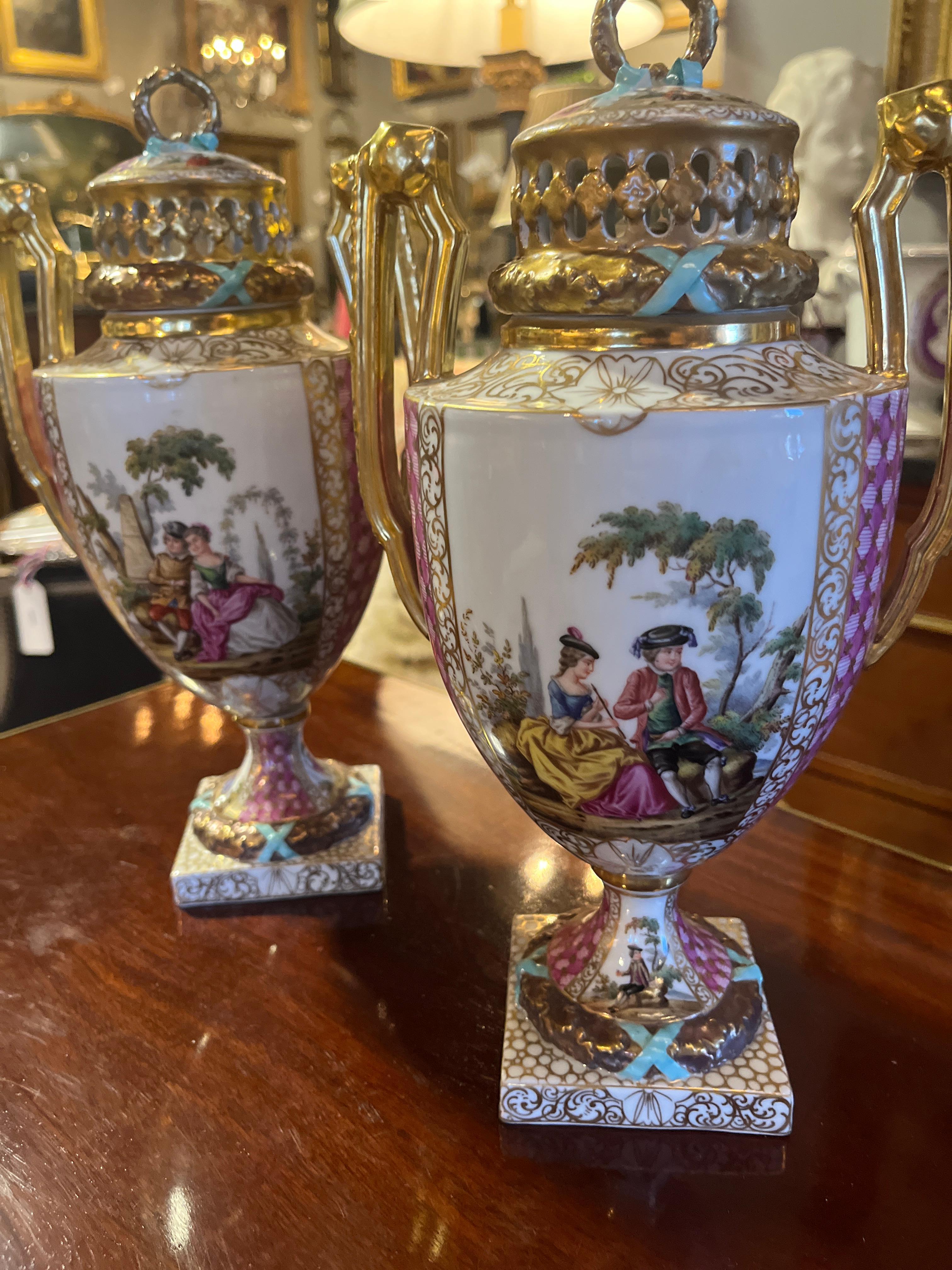 Paire de vases couverts anciens marqués Helena Wolfsohn en vente 4