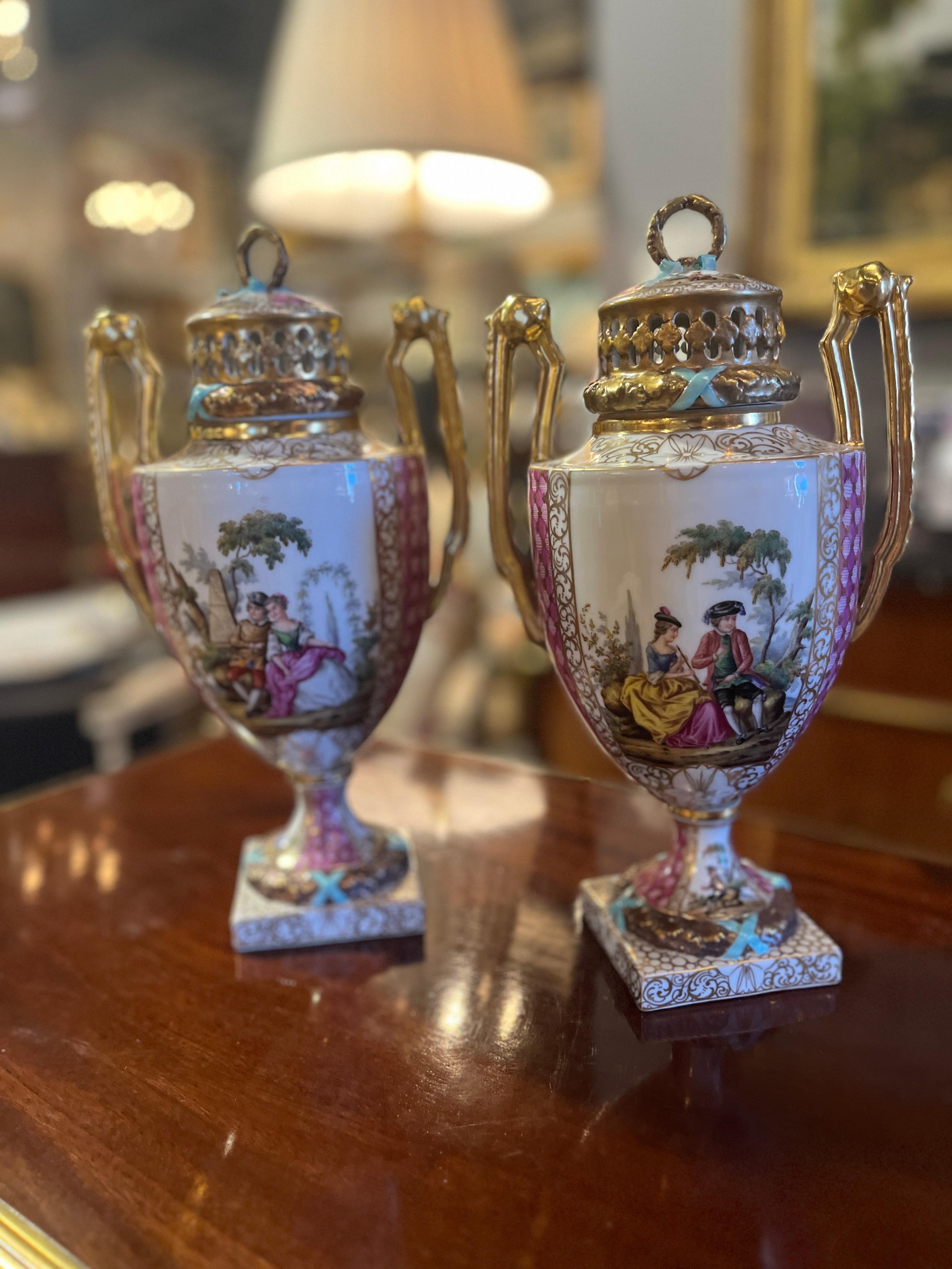 Paire de vases couverts anciens marqués Helena Wolfsohn. Belle paire achetée en France. Usure appropriée à l'âge, voir les photos détaillées ou nous envoyer un message avec des questions. 