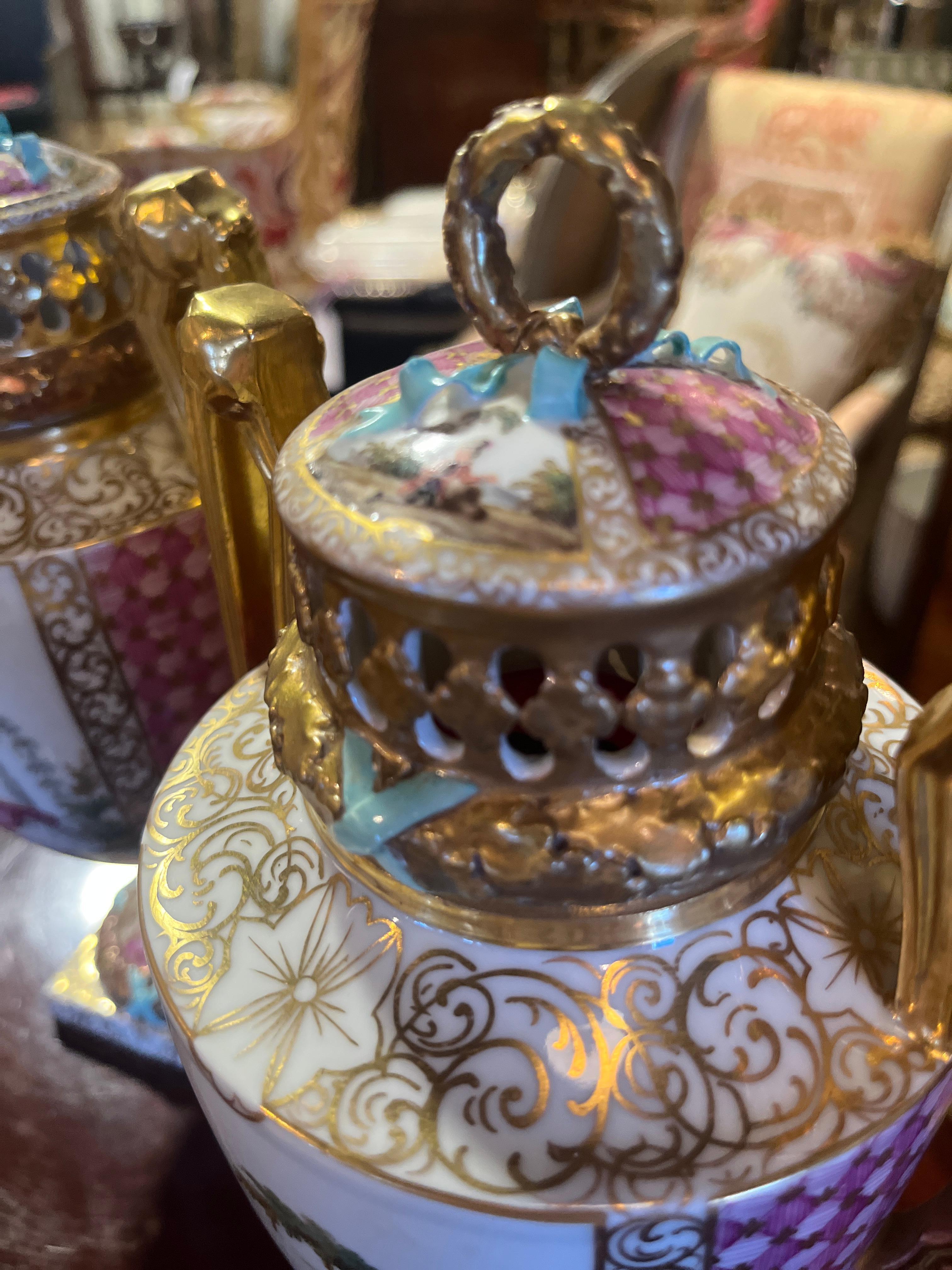Français Paire de vases couverts anciens marqués Helena Wolfsohn en vente
