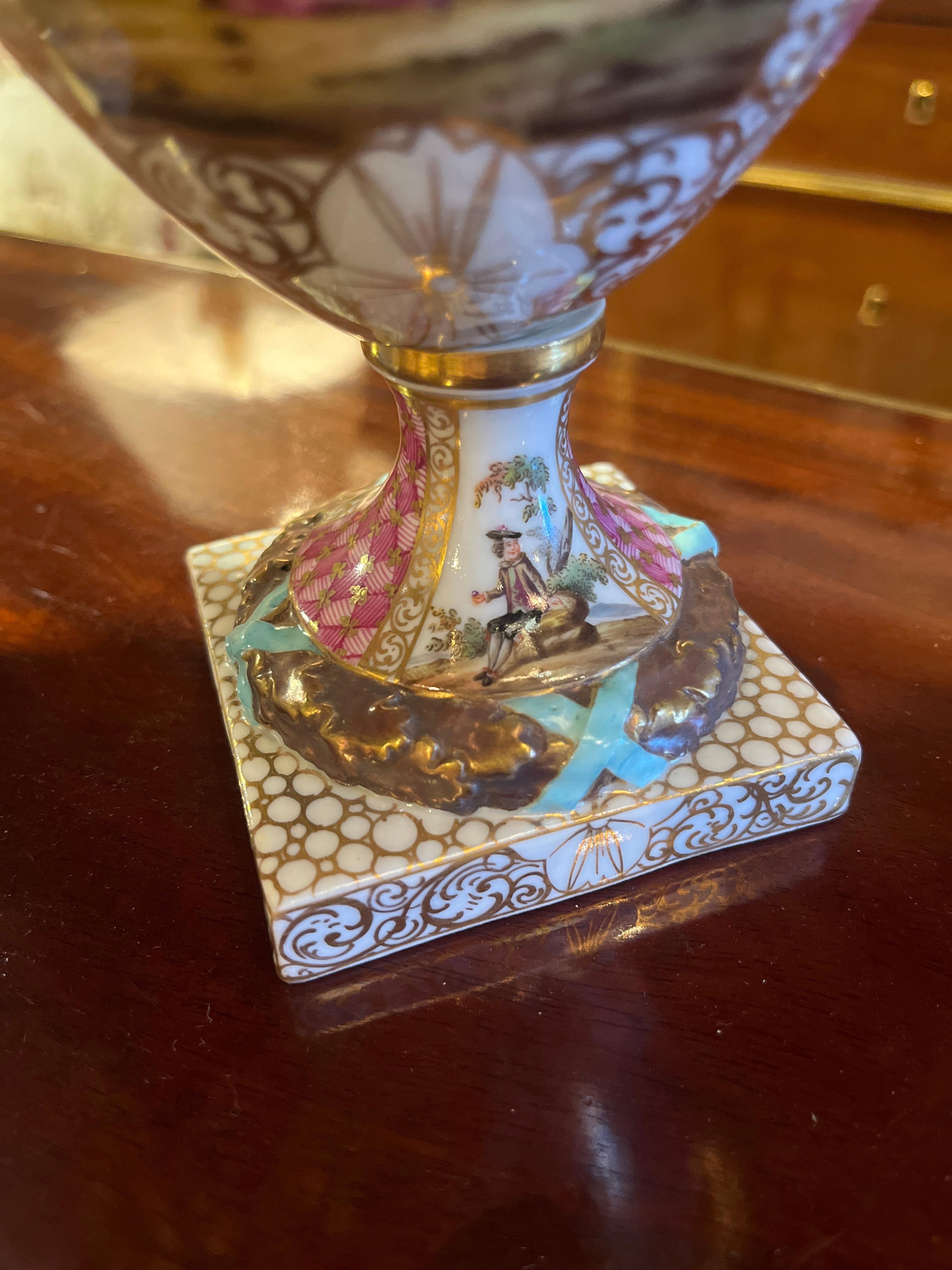 Porcelaine Paire de vases couverts anciens marqués Helena Wolfsohn en vente