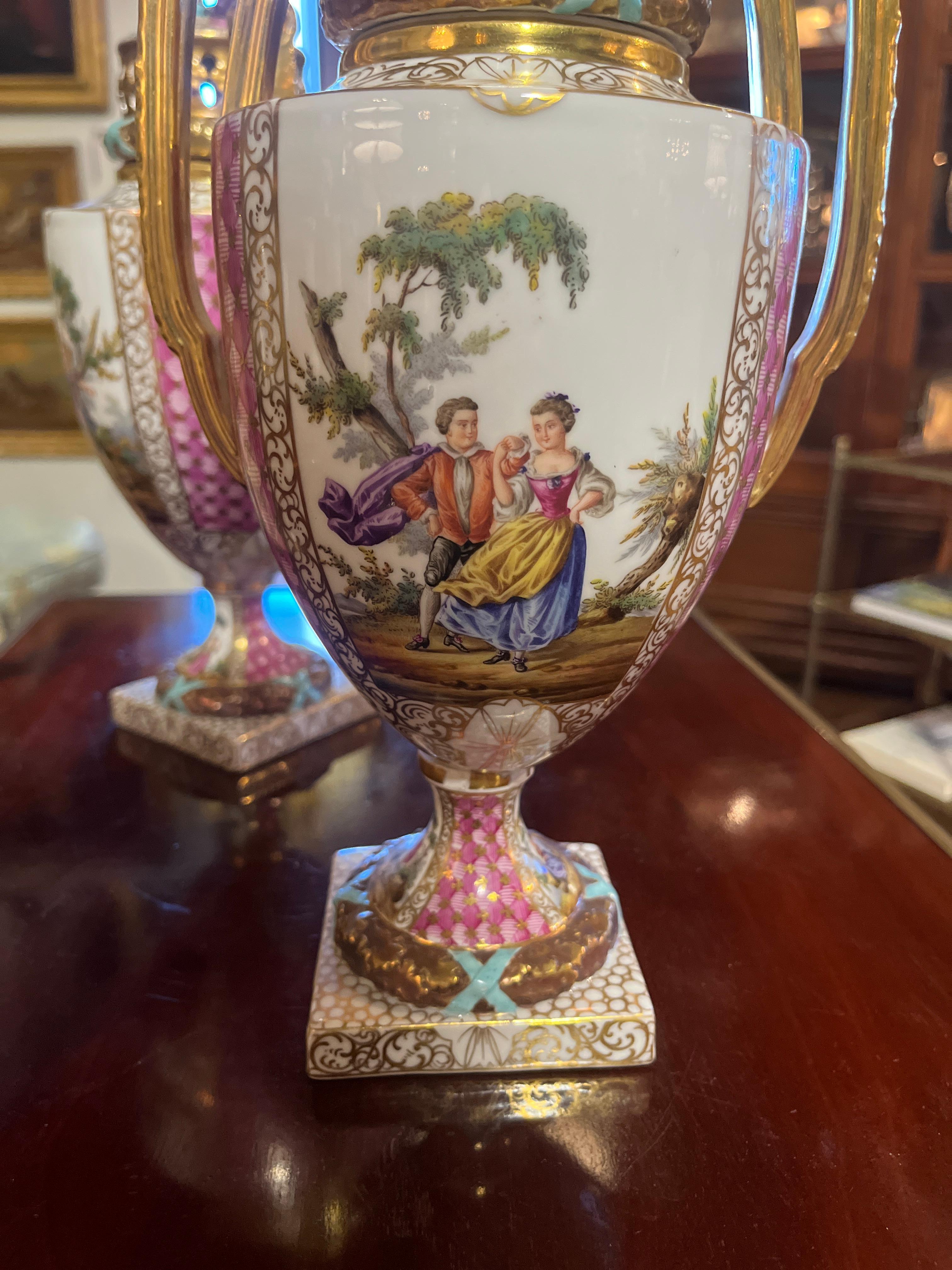 Paire de vases couverts anciens marqués Helena Wolfsohn en vente 2