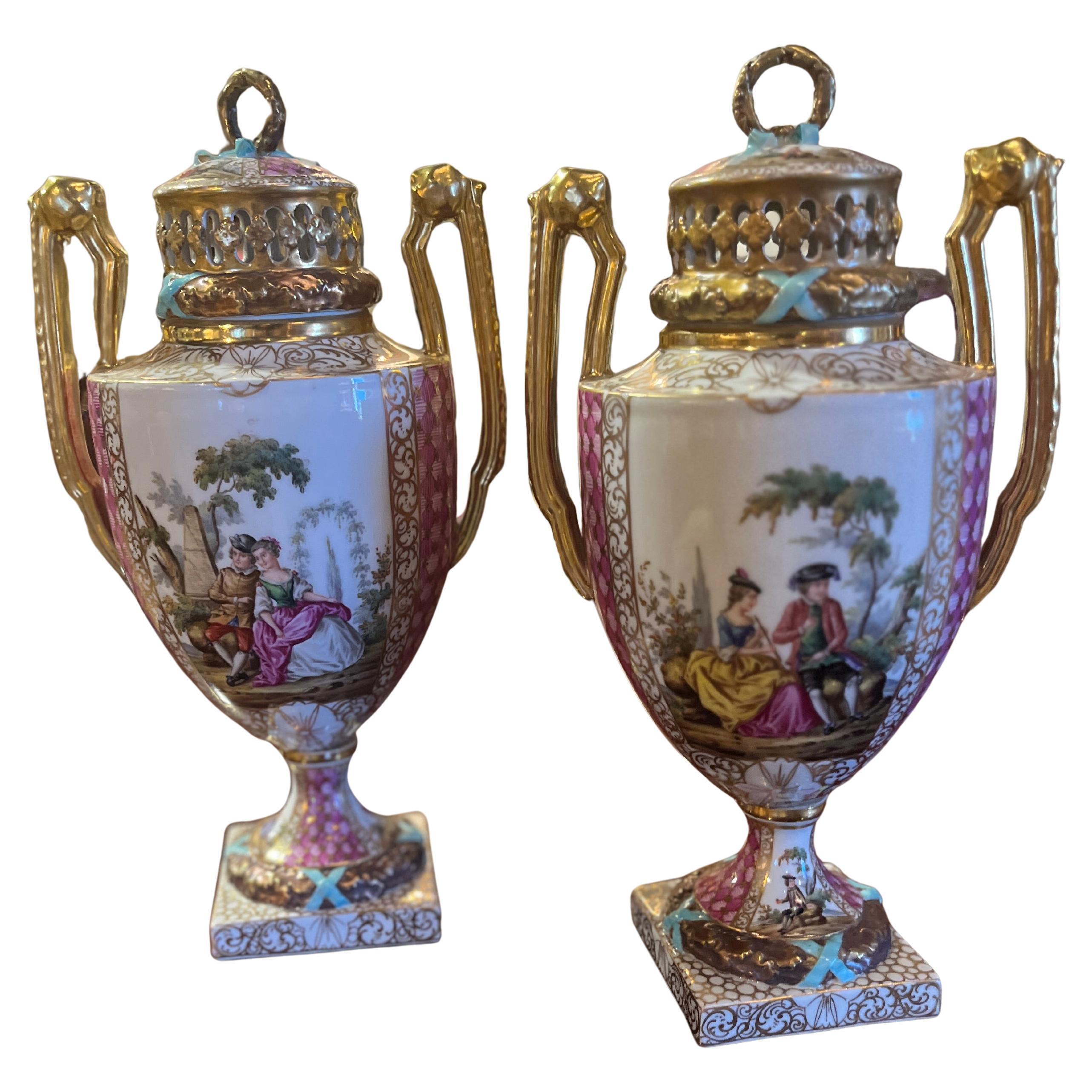 Paire de vases couverts anciens marqués Helena Wolfsohn