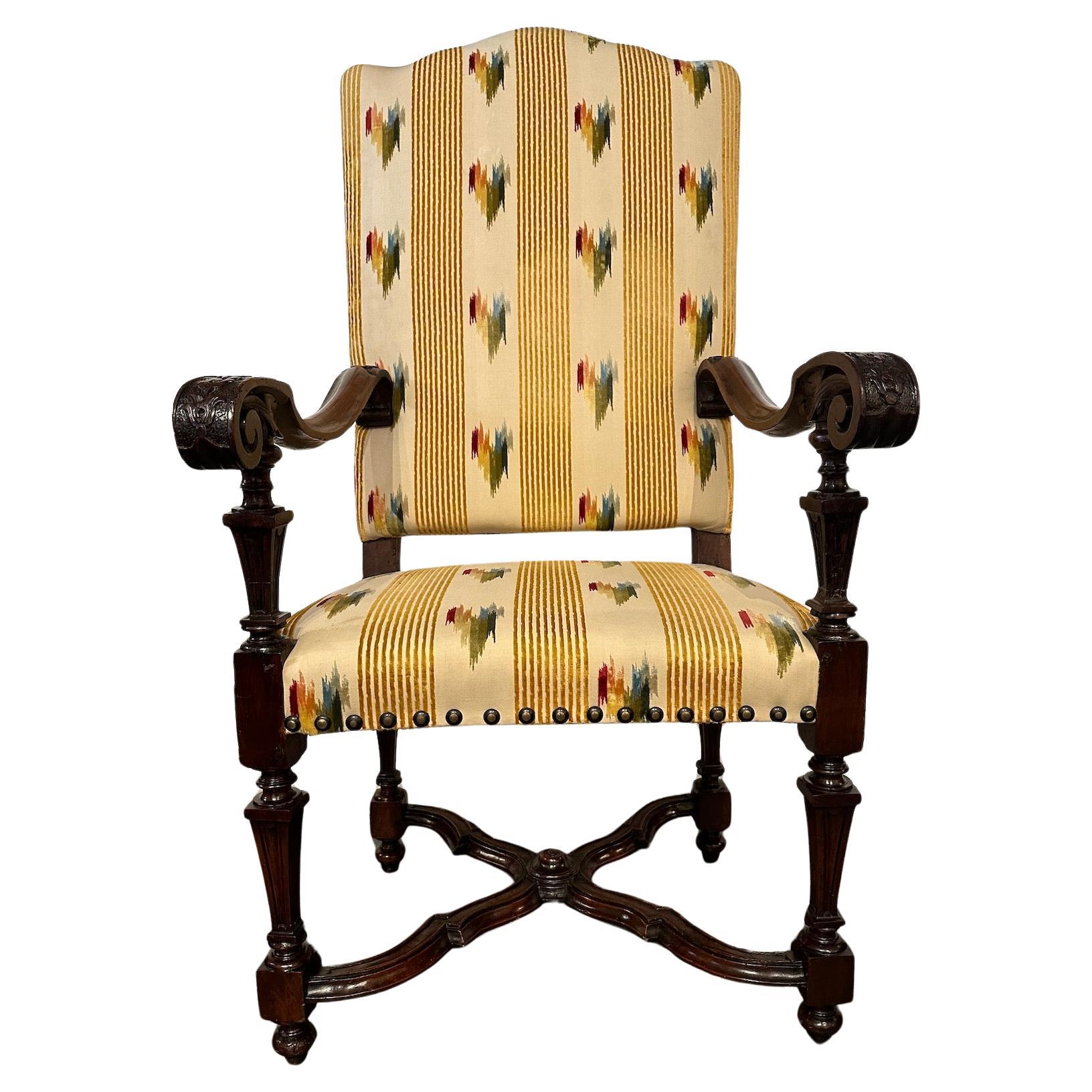 Coppia di poltrone italiane, circa 1850, in noce intagliato a mano con braccioli e barella. Successivamente è stato rivestito in tessuto di velluto tagliato Scalamandre e rifinito con teste di chiodi.
