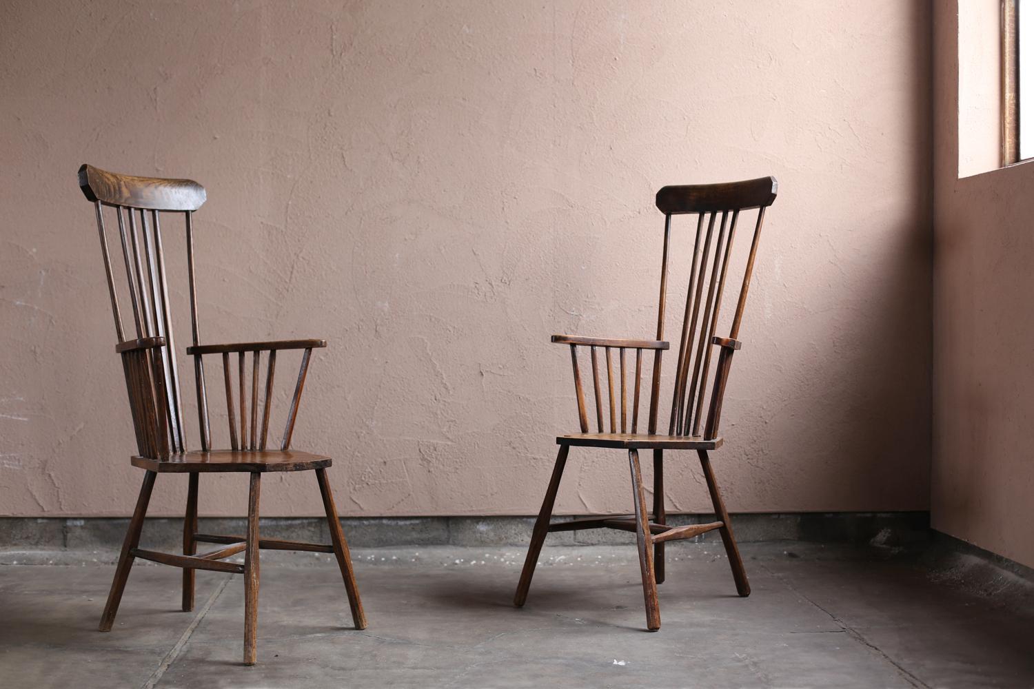 Ein Windsor-Stuhl mit hoher Rückenlehne und einem sehr seltenen sechseckigen Sitz. Ein exzellentes Design mit einem Gefühl von Spannung. Ein antikes Produkt mit einer sehr guten Gesamtatmosphäre, einschließlich des Gefühls der Abnutzung. Die hohe