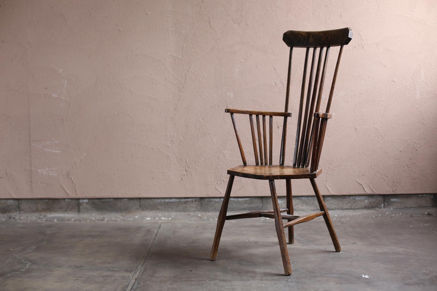 Artisanat Paire de chaises Windsor anciennes à haut dossier avec feuille hexagonale en vente