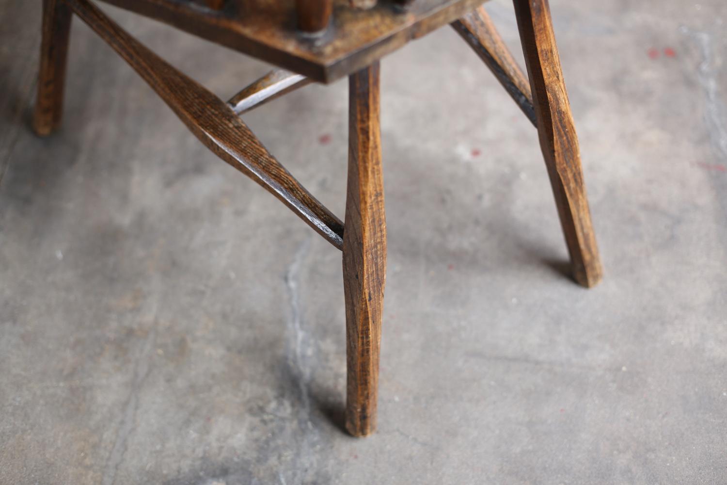 Frêne Paire de chaises Windsor anciennes à haut dossier avec feuille hexagonale en vente