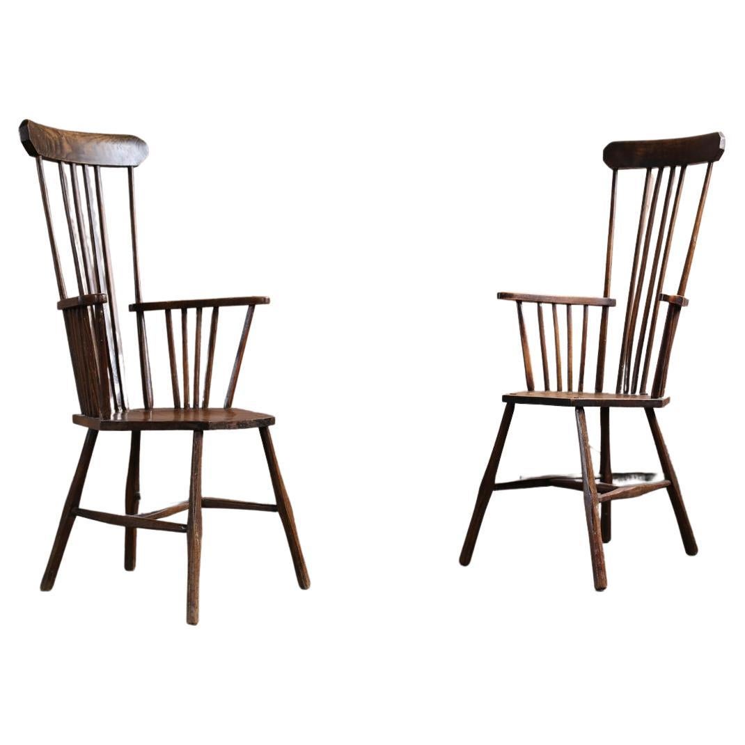Paire de chaises Windsor anciennes à haut dossier avec feuille hexagonale en vente