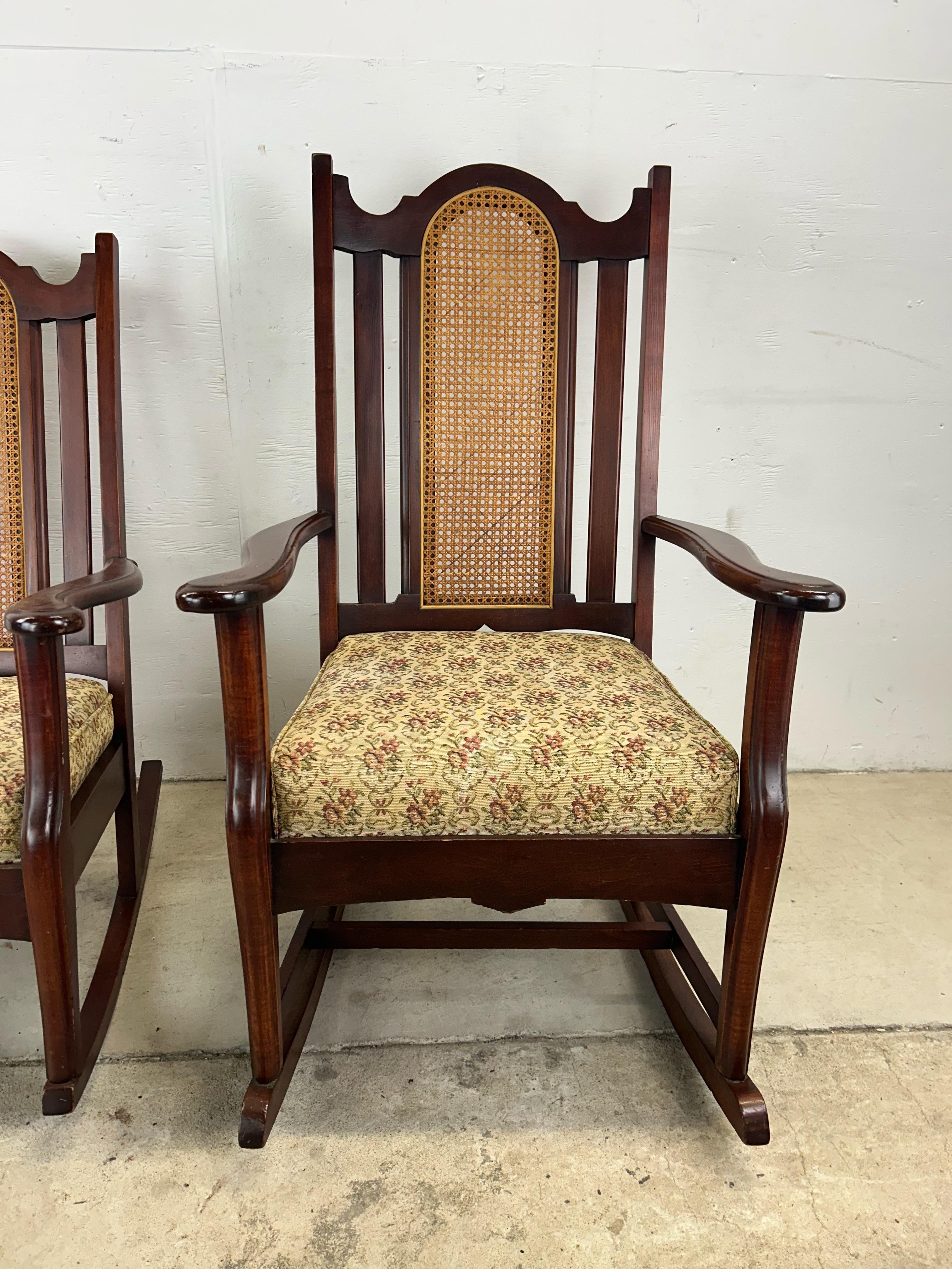 American Craftsman Coppia di antiche sedie a dondolo per lui e per lei con schienale a canne e seduta imbottita in vendita