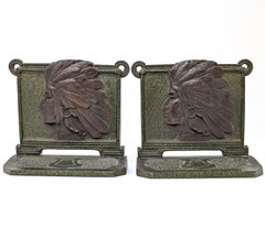Paire d'antiquités H.L.A. Serre-livres Judd Co en fonte, chef indien amérindien