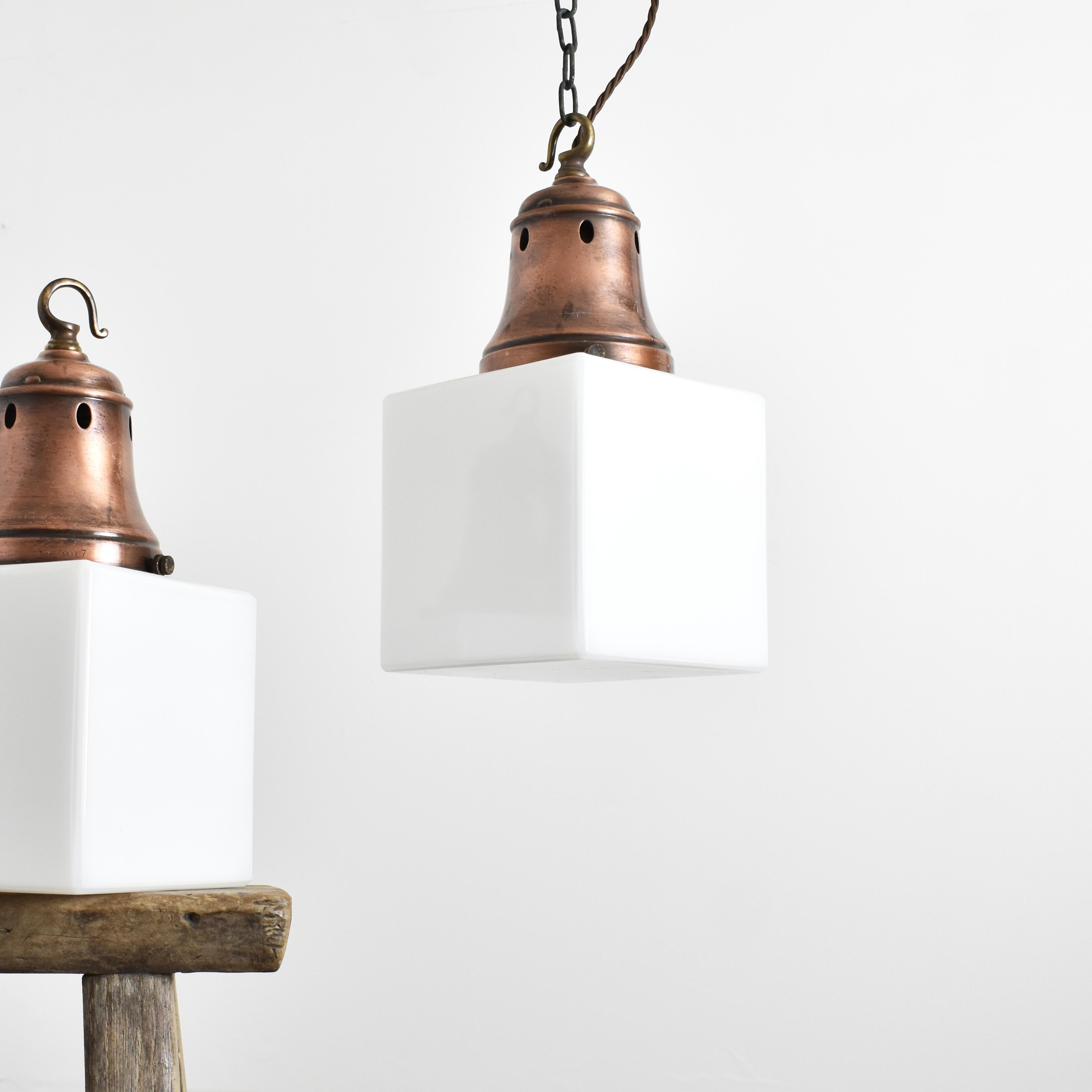 Mid-Century moderno Coppia di lampade a sospensione da cucina antiche Holopahne a cubo in vetro opalino e ottone in vendita