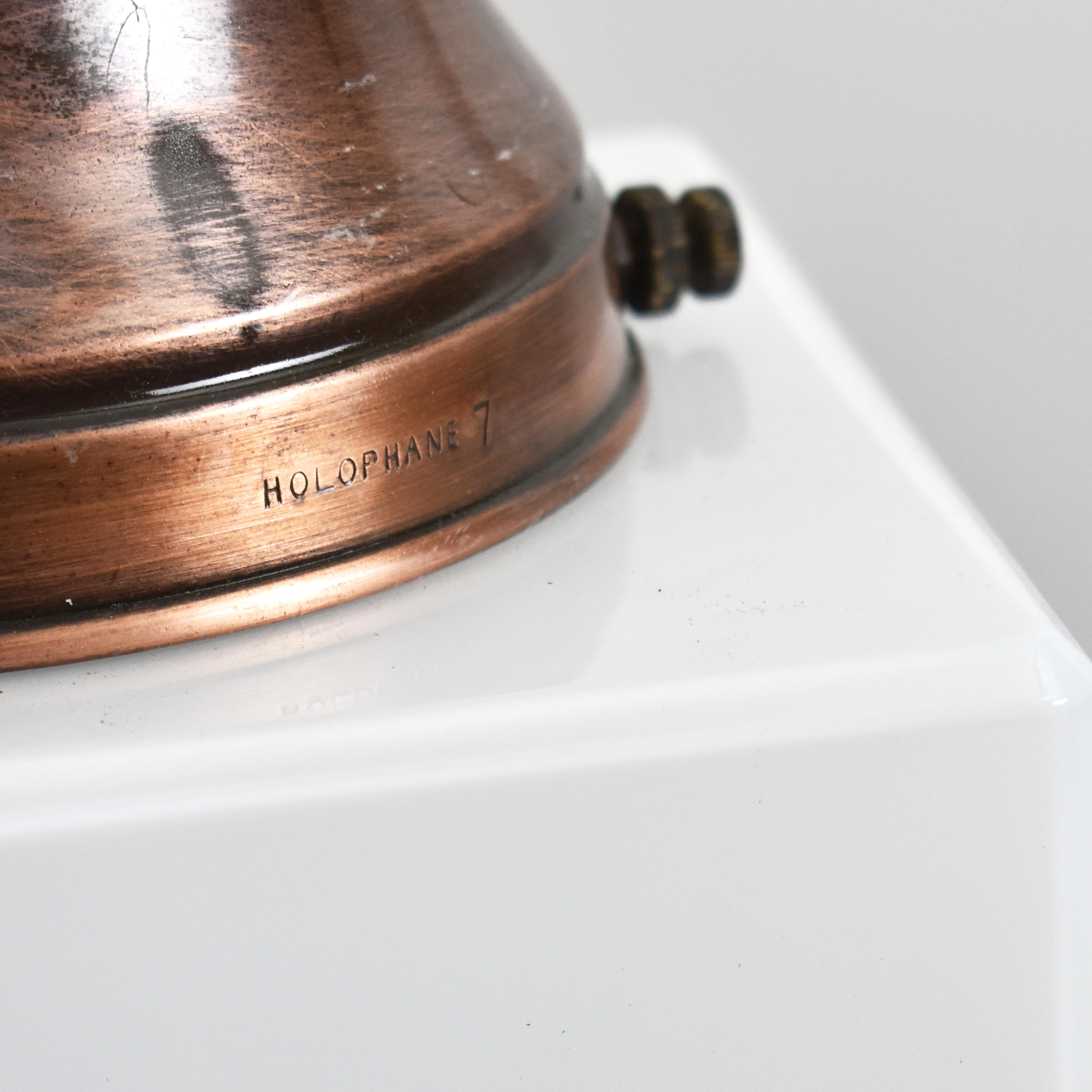 Britannico Coppia di lampade a sospensione da cucina antiche Holopahne a cubo in vetro opalino e ottone in vendita