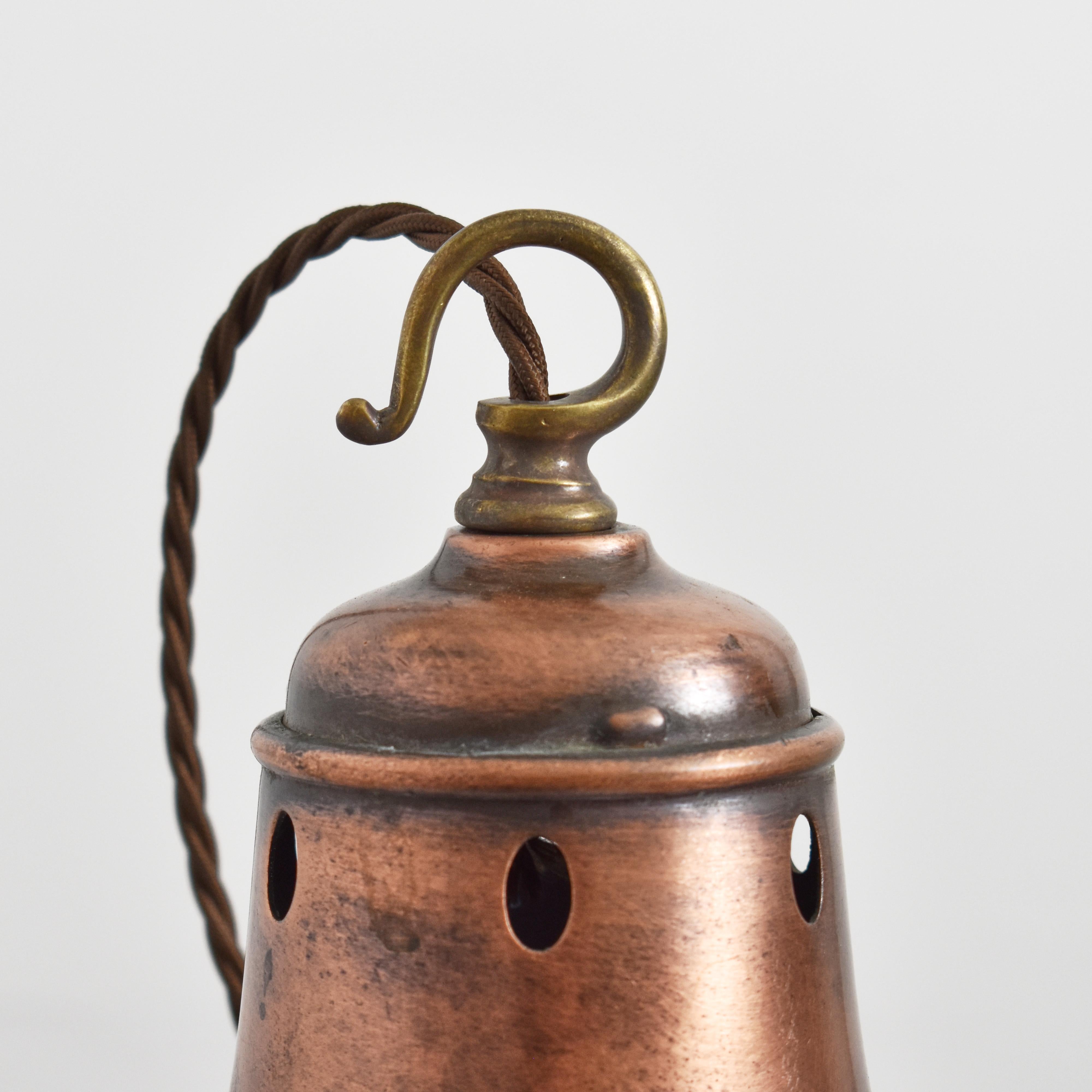 Coppia di lampade a sospensione da cucina antiche Holopahne a cubo in vetro opalino e ottone In condizioni buone in vendita a Stockbridge, GB