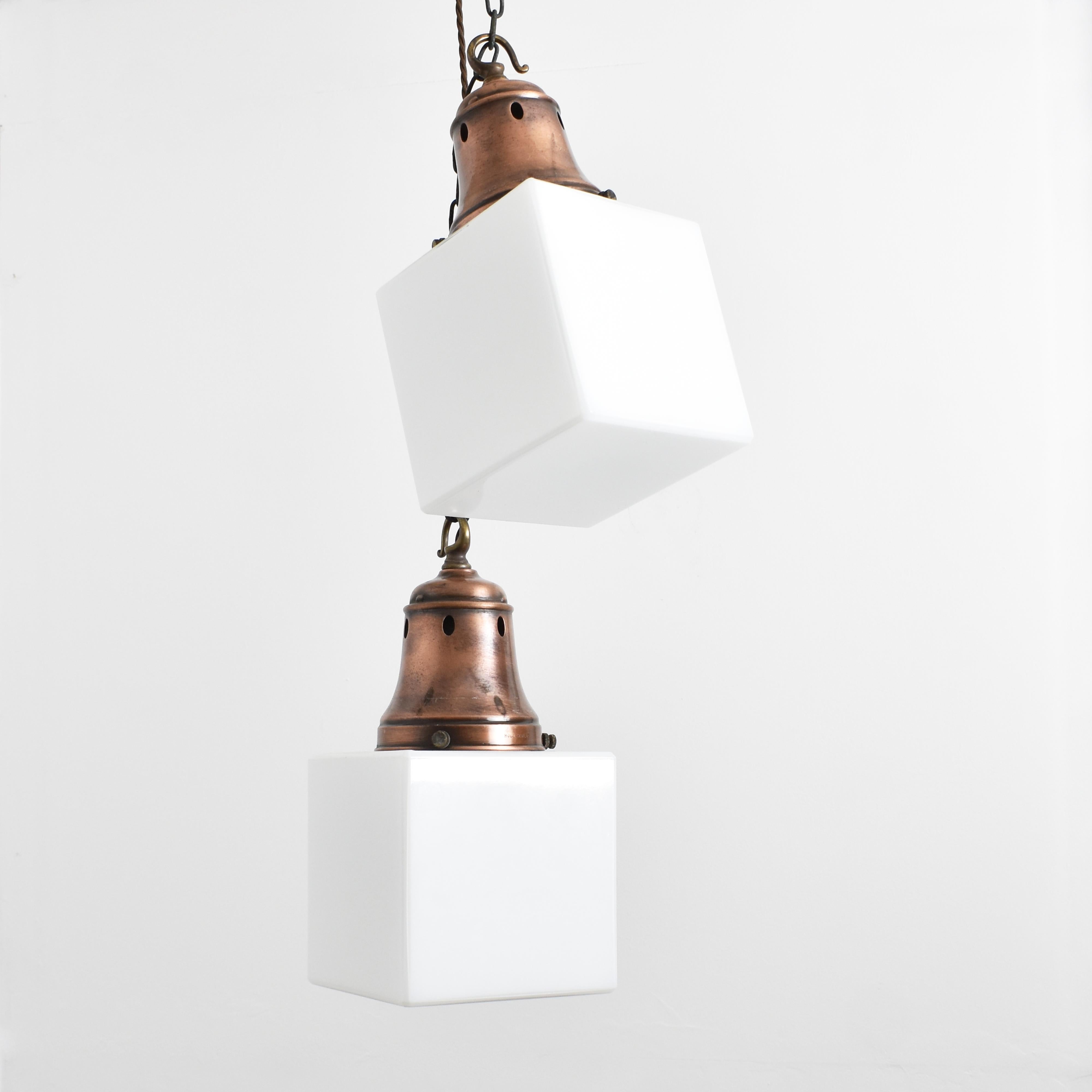 XX secolo Coppia di lampade a sospensione da cucina antiche Holopahne a cubo in vetro opalino e ottone in vendita