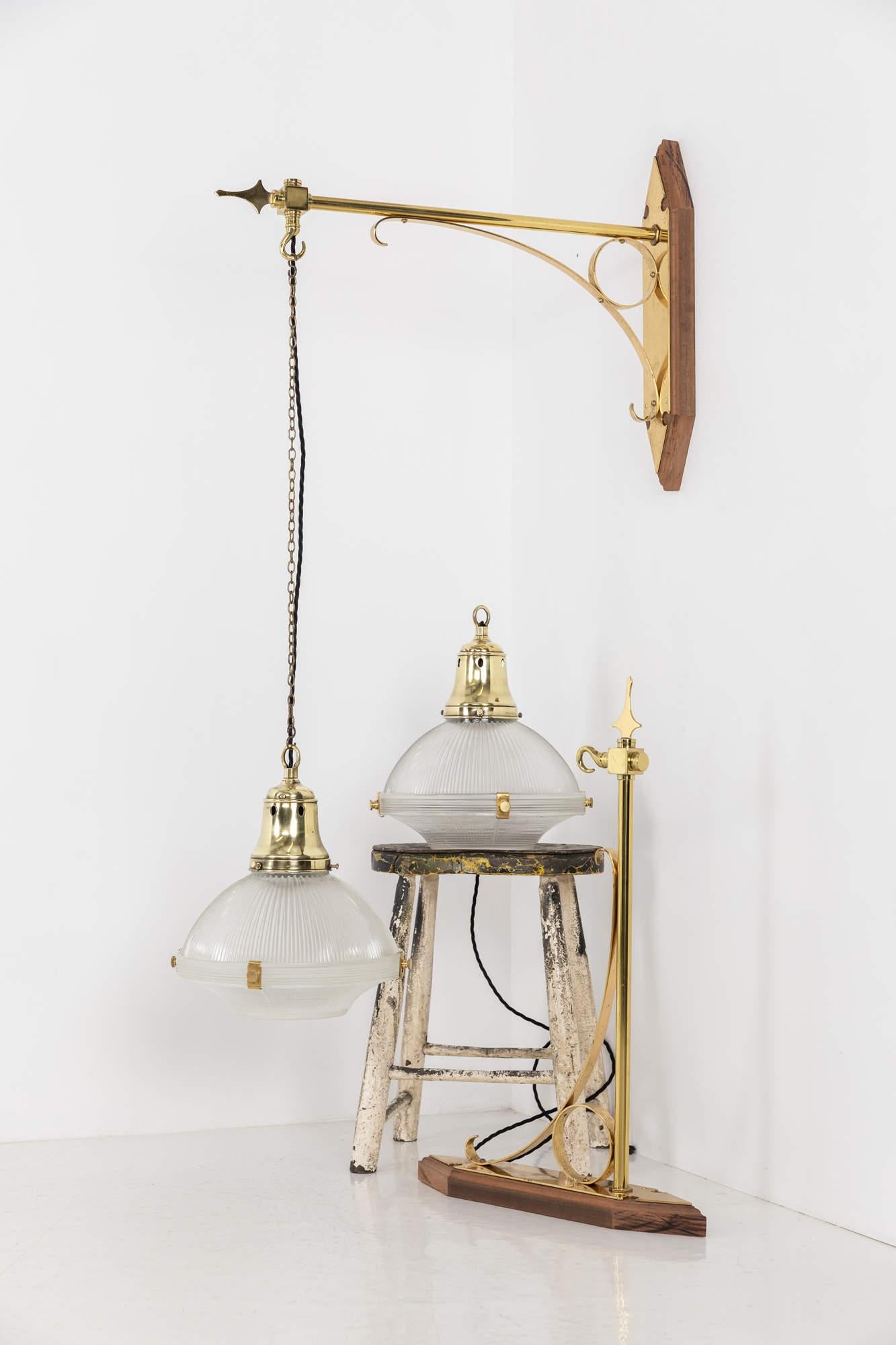

Ein sehr seltenes Paar Wandlampen mit Holophane-Glasschirmen. Um 1920

Sehr wahrscheinlich einst in einer Kirche verwendet - Wandhalterungen aus Messing mit Mahagoni-Rückplatten und 12-Zoll-Prismenglas Holophane 'Reflector-Refraktor' Schirme. Die