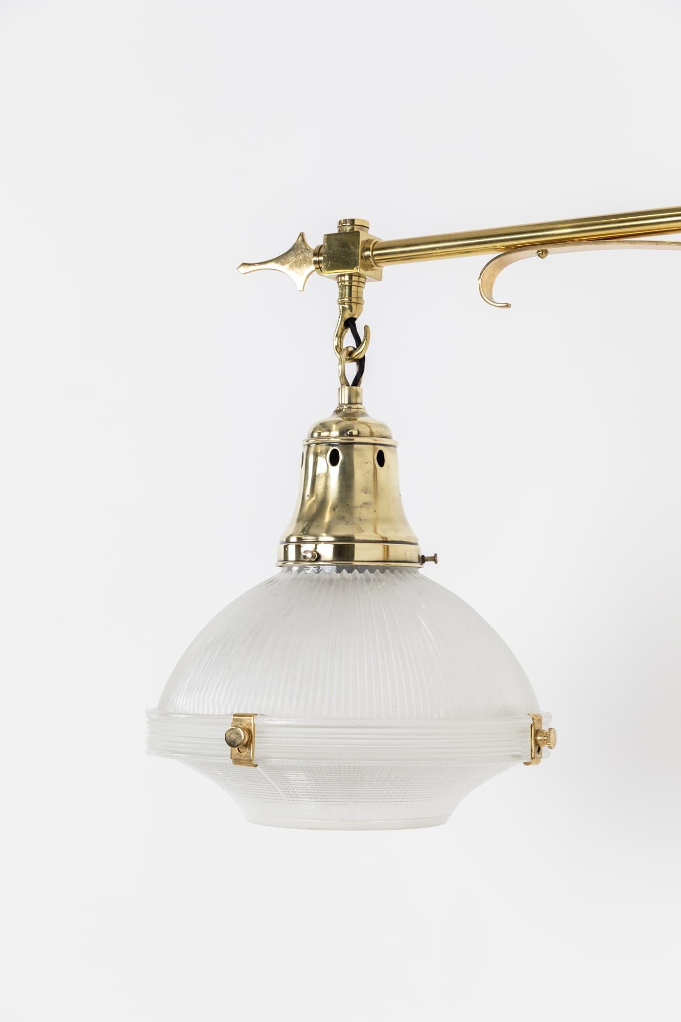 Paar antike Wandlampen aus Holophan-Prismenglas und Messing, um 1920 (Frühes 20. Jahrhundert) im Angebot